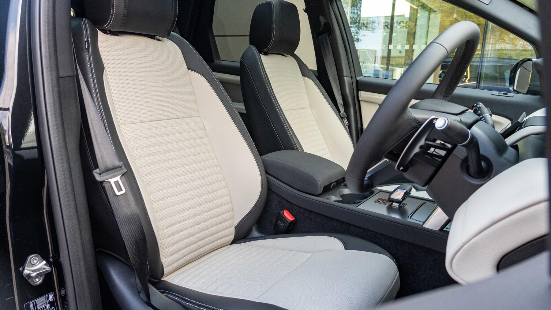 Land Rover Discovery Sport view 50