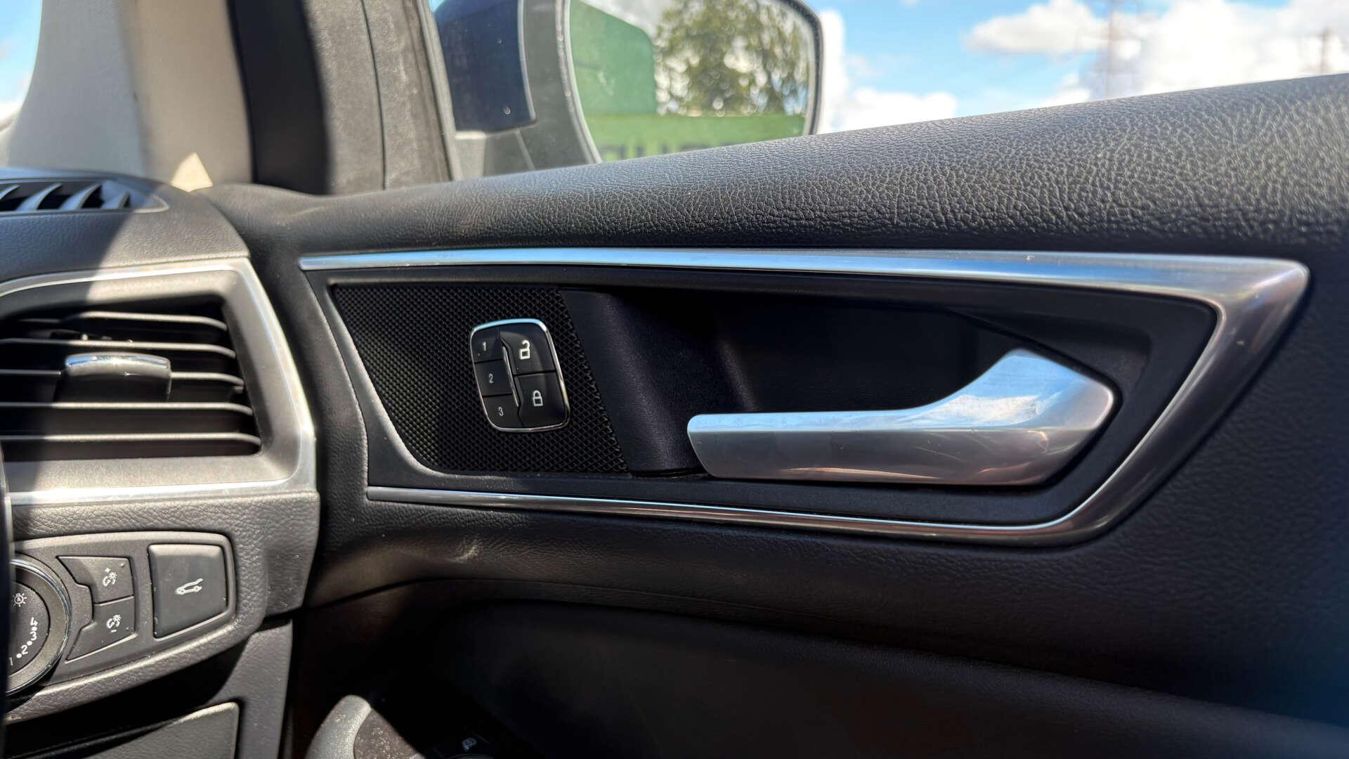 Ford Edge view 25