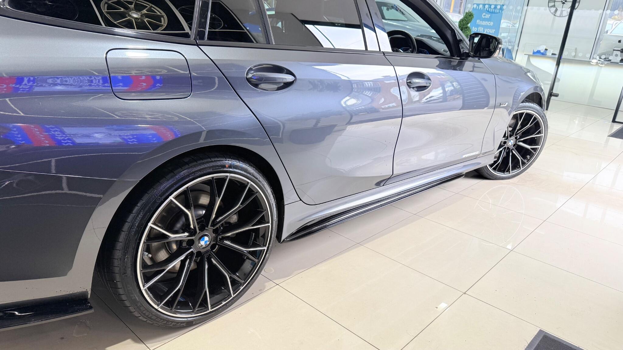 BMW 3 Series view 24