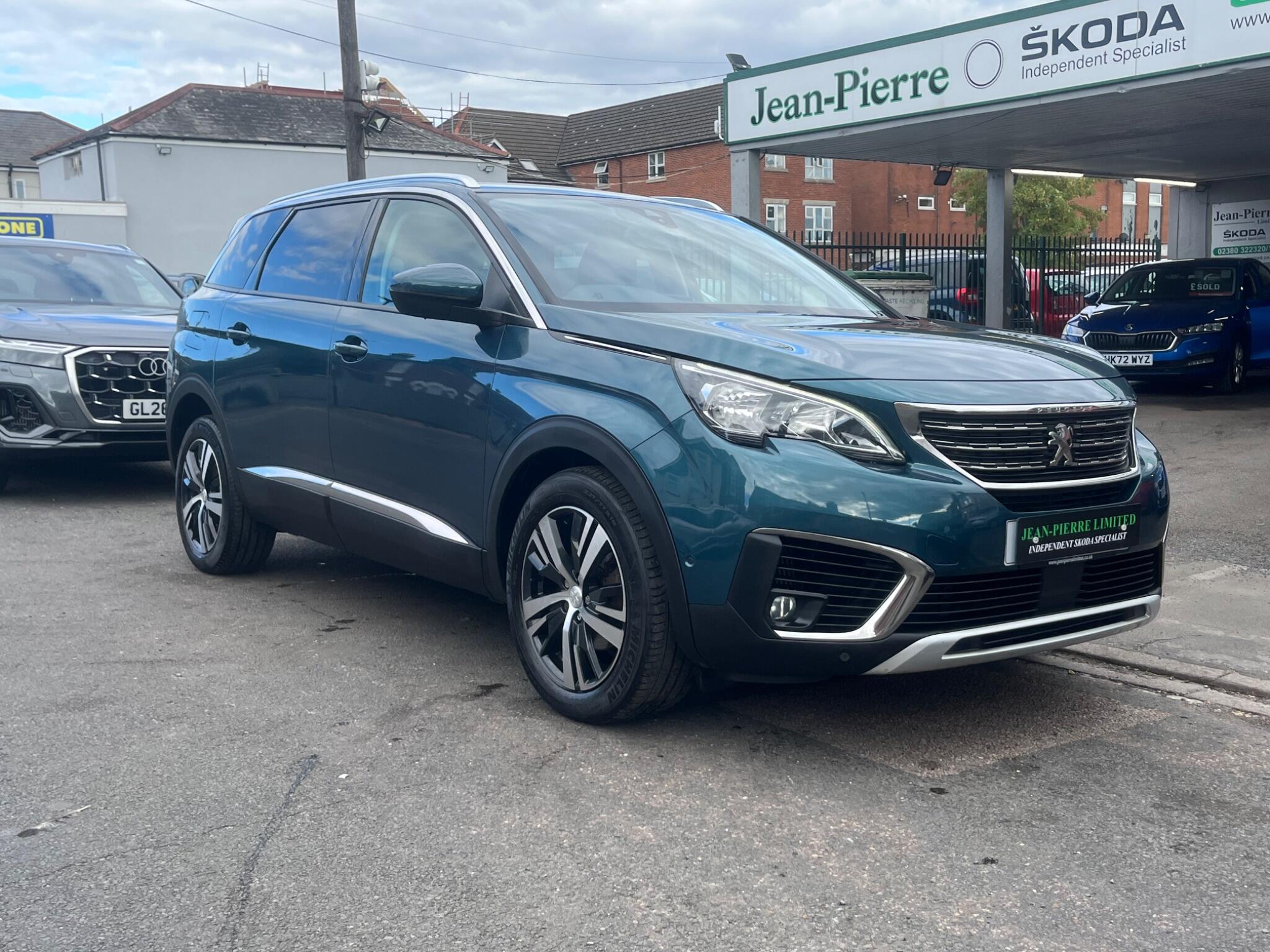 2018 Peugeot 5008 in Green for sale