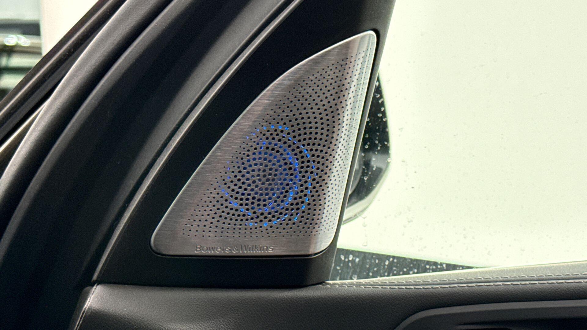 BMW X7 view 21