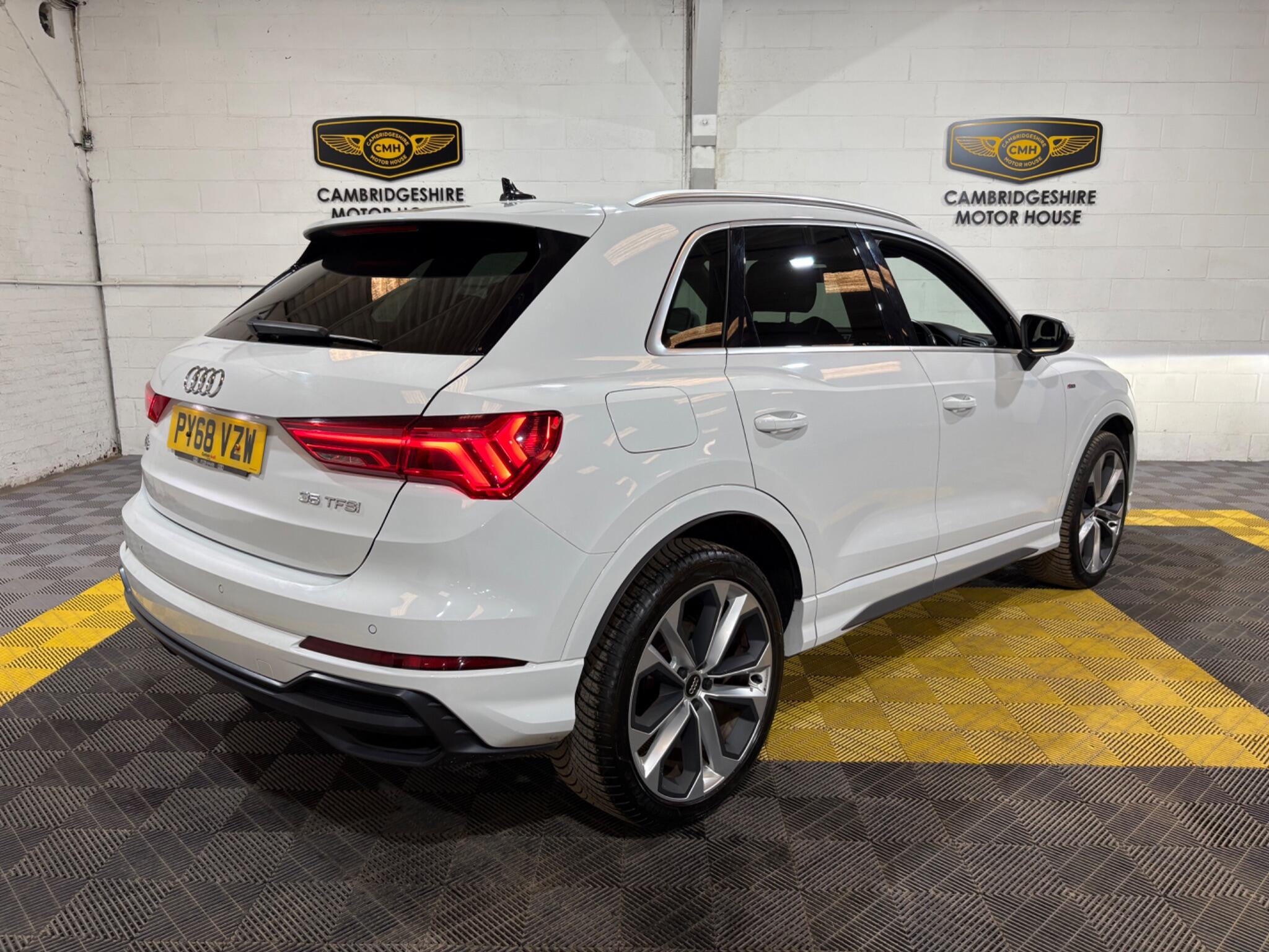 Audi Q3 view 16