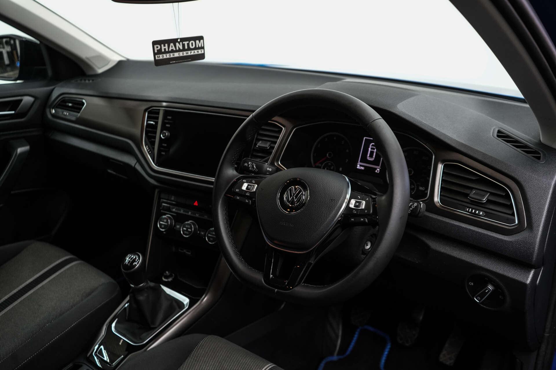 Volkswagen T-Roc view 11