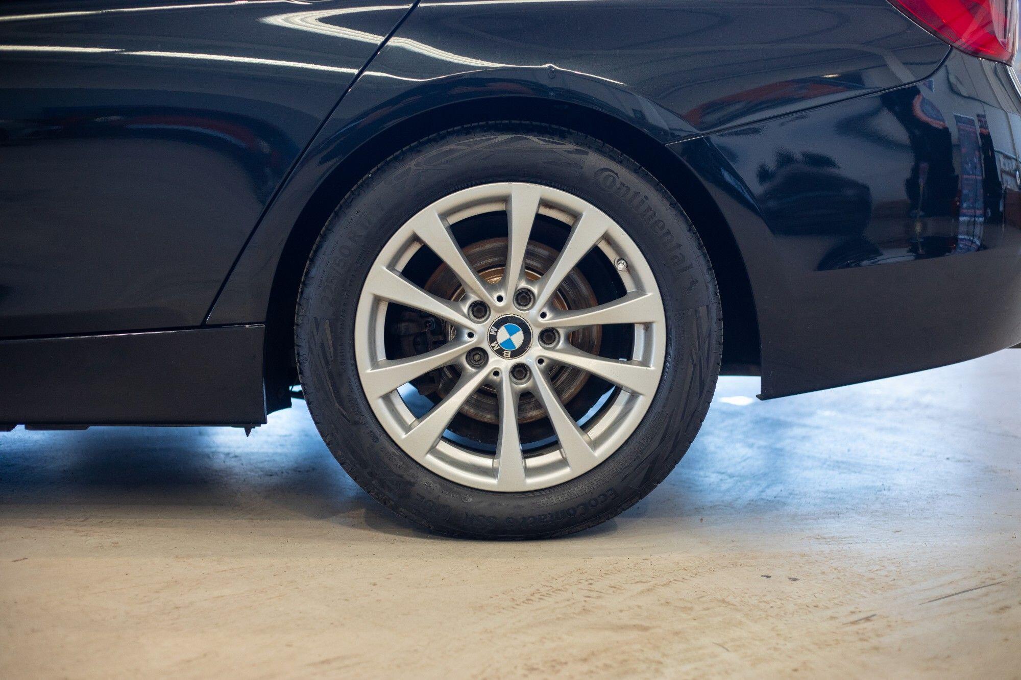 BMW 3 Series view 4