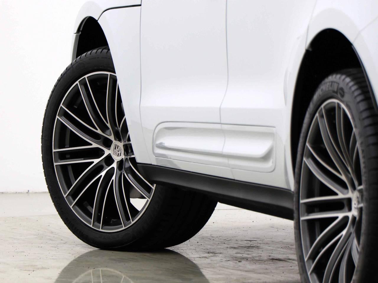 Porsche Macan view 12