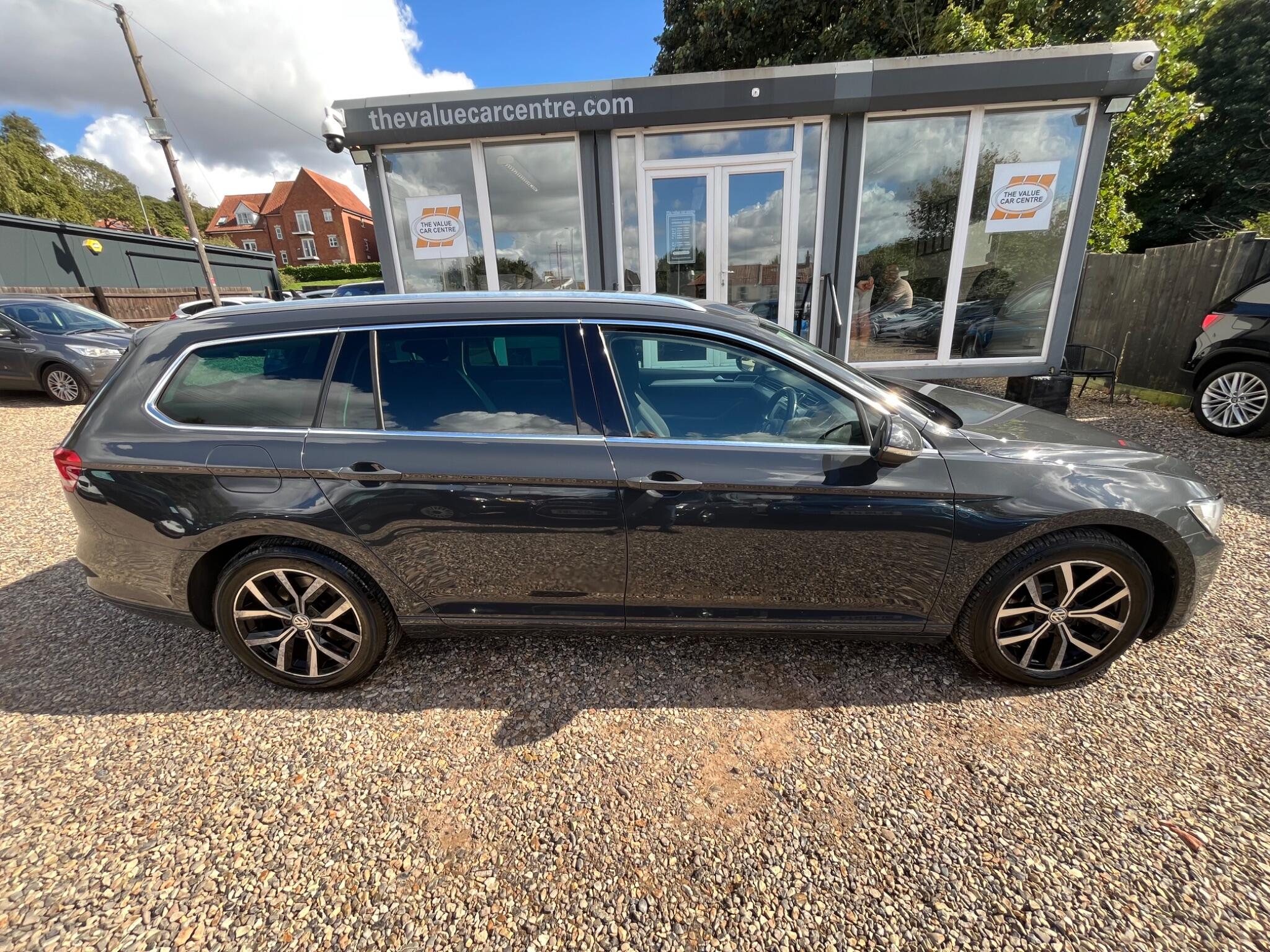 Volkswagen Passat view 3