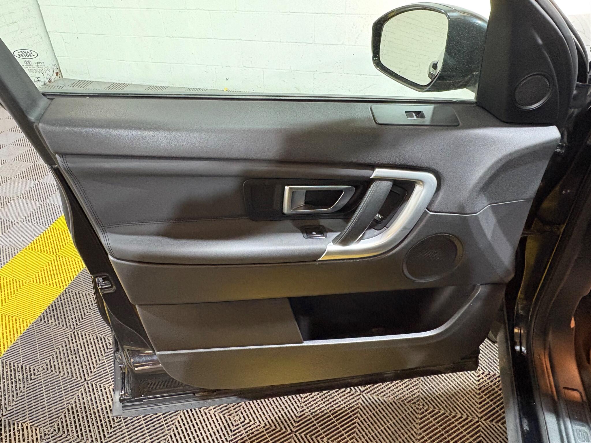Land Rover Discovery Sport view 77