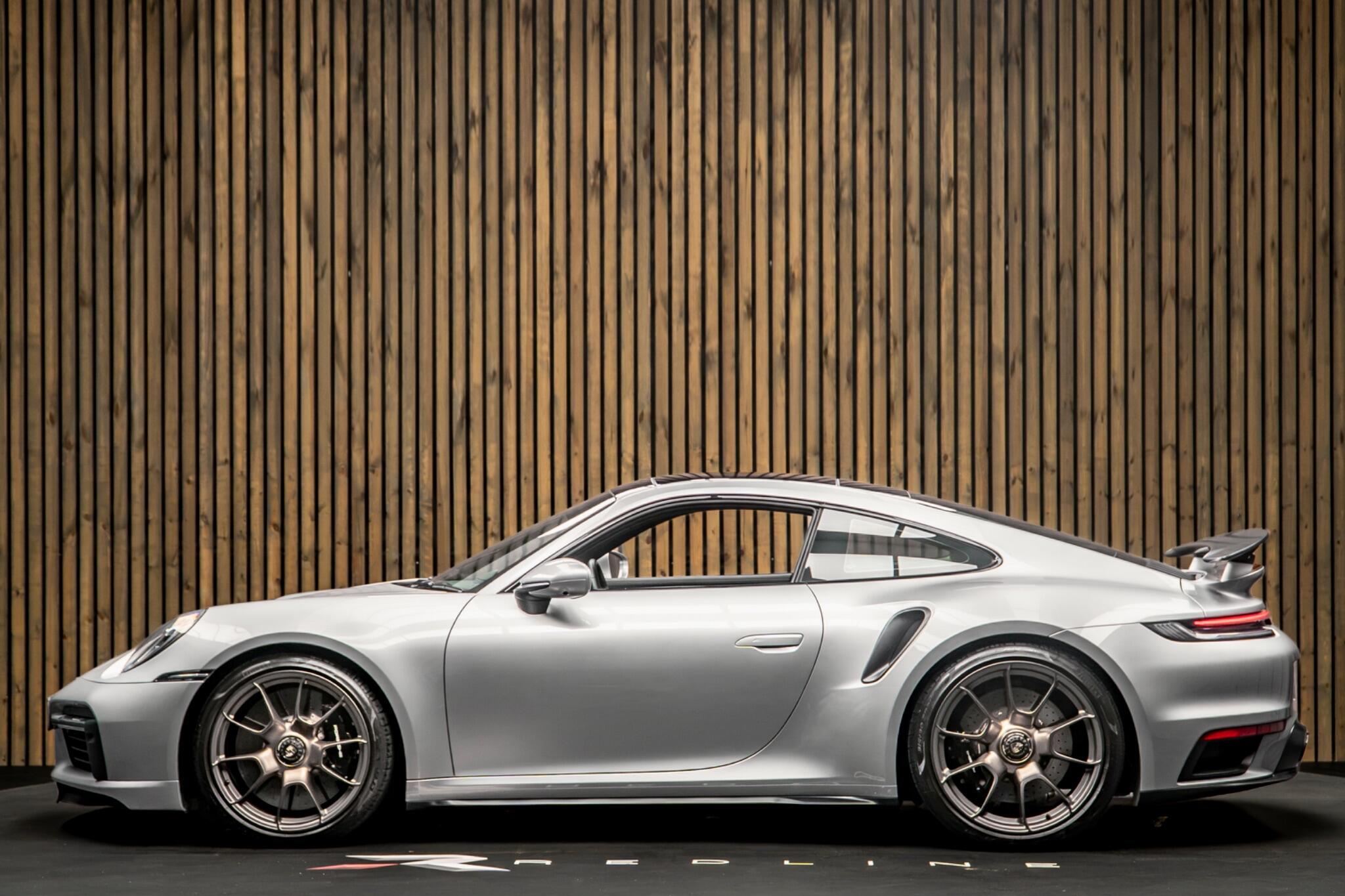 Porsche 911 view 7