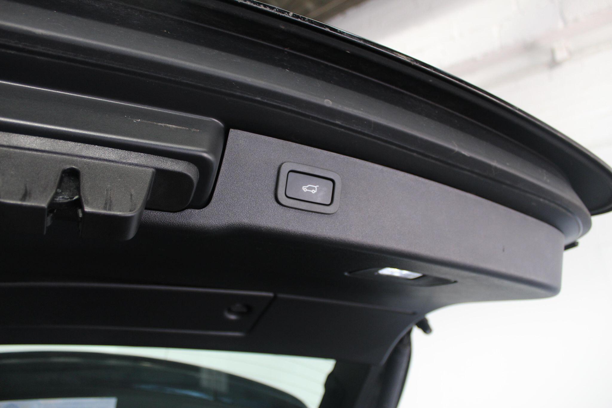 Jaguar XF view 25