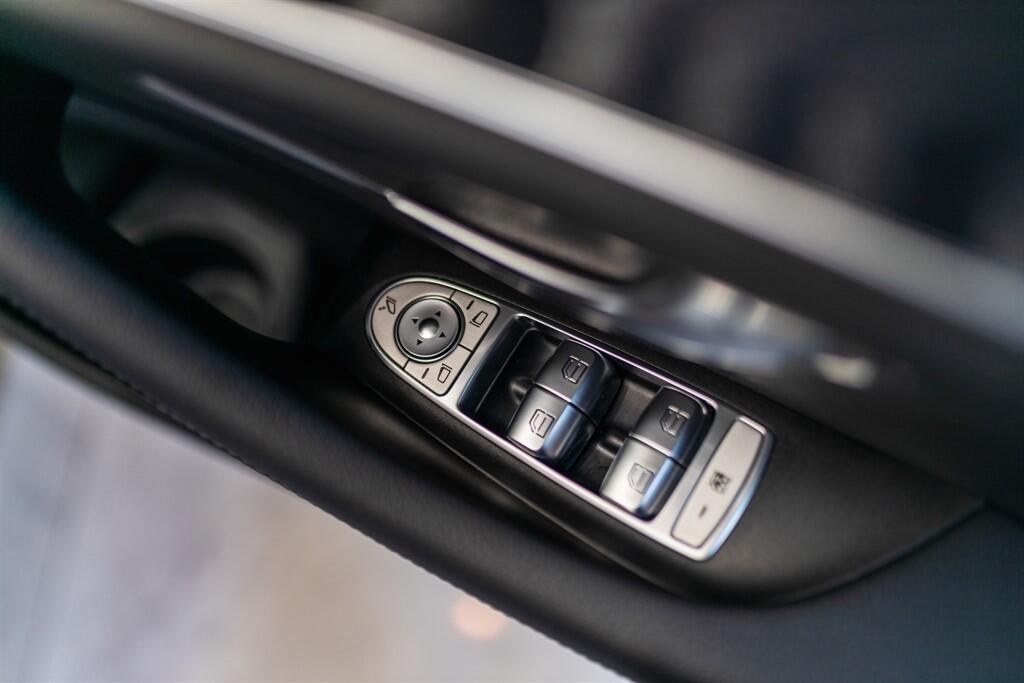 Mercedes-Benz E-Class view 28