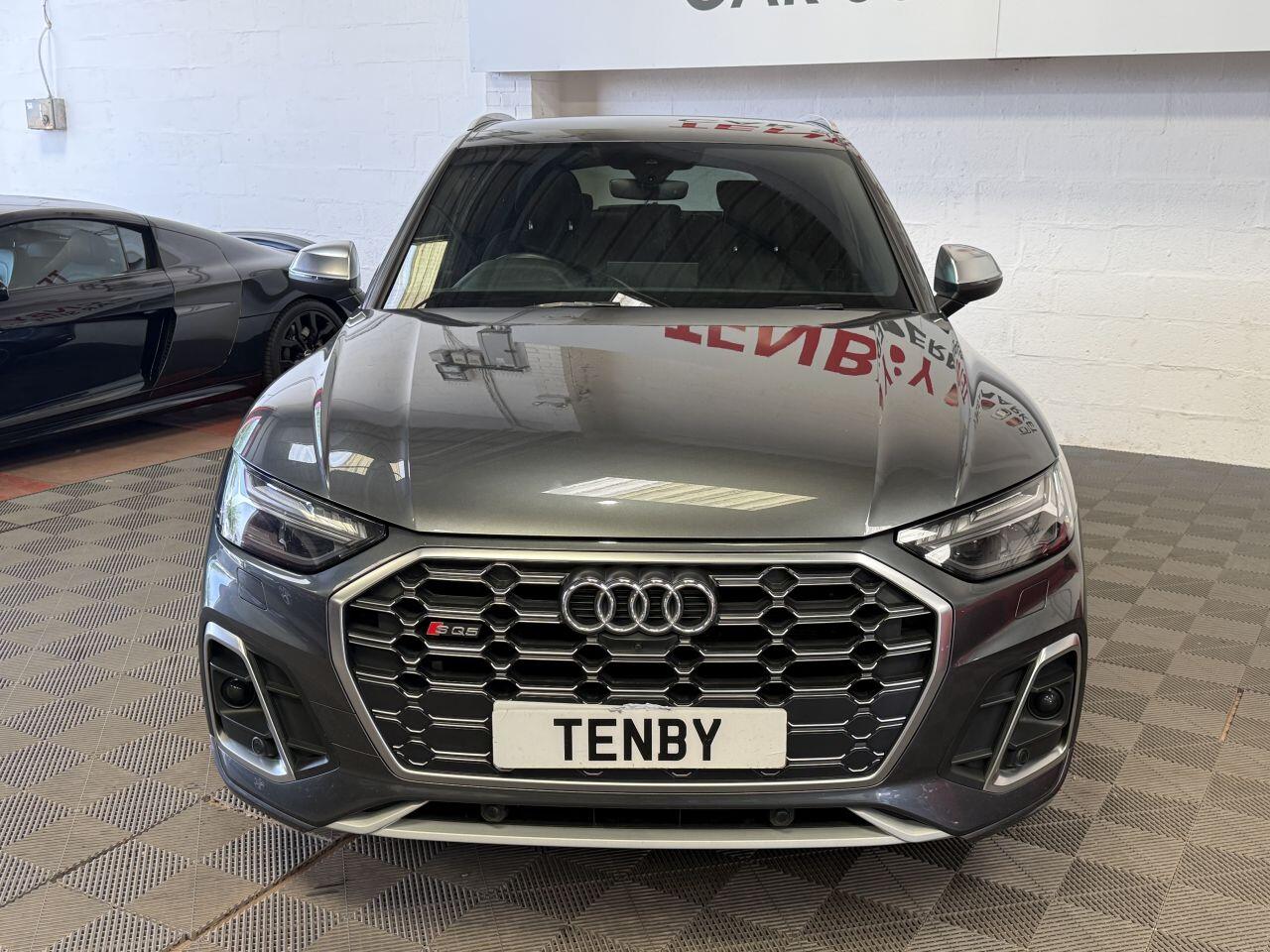 Audi SQ5 view 4