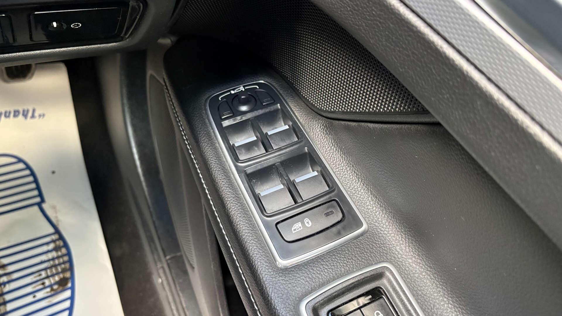 Jaguar XF view 26