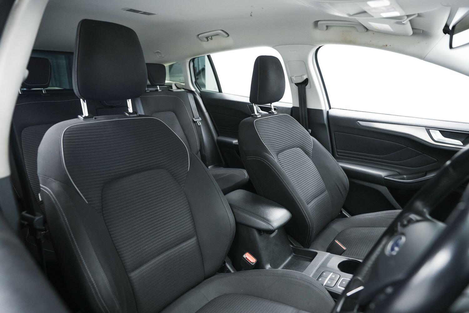 Ford Focus view 12