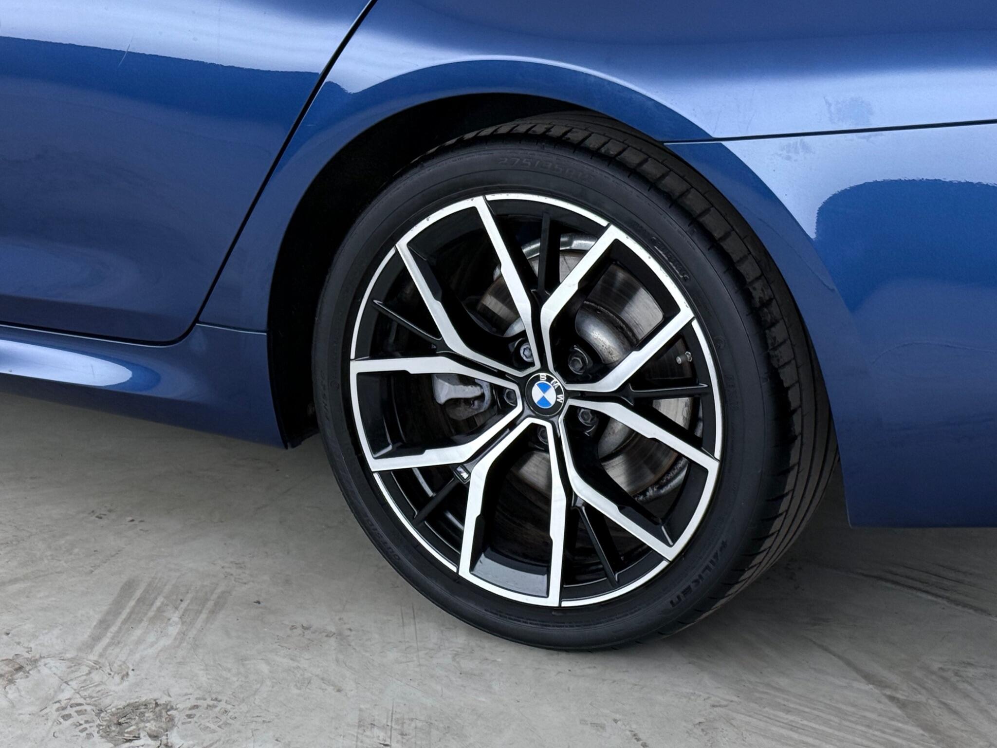 BMW 5 Series view 8