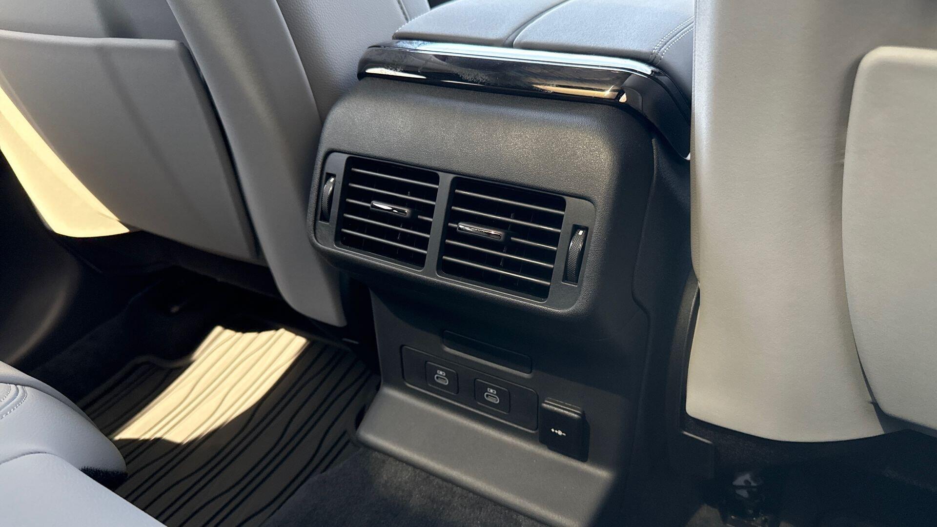 Land Rover Range Rover Velar view 19