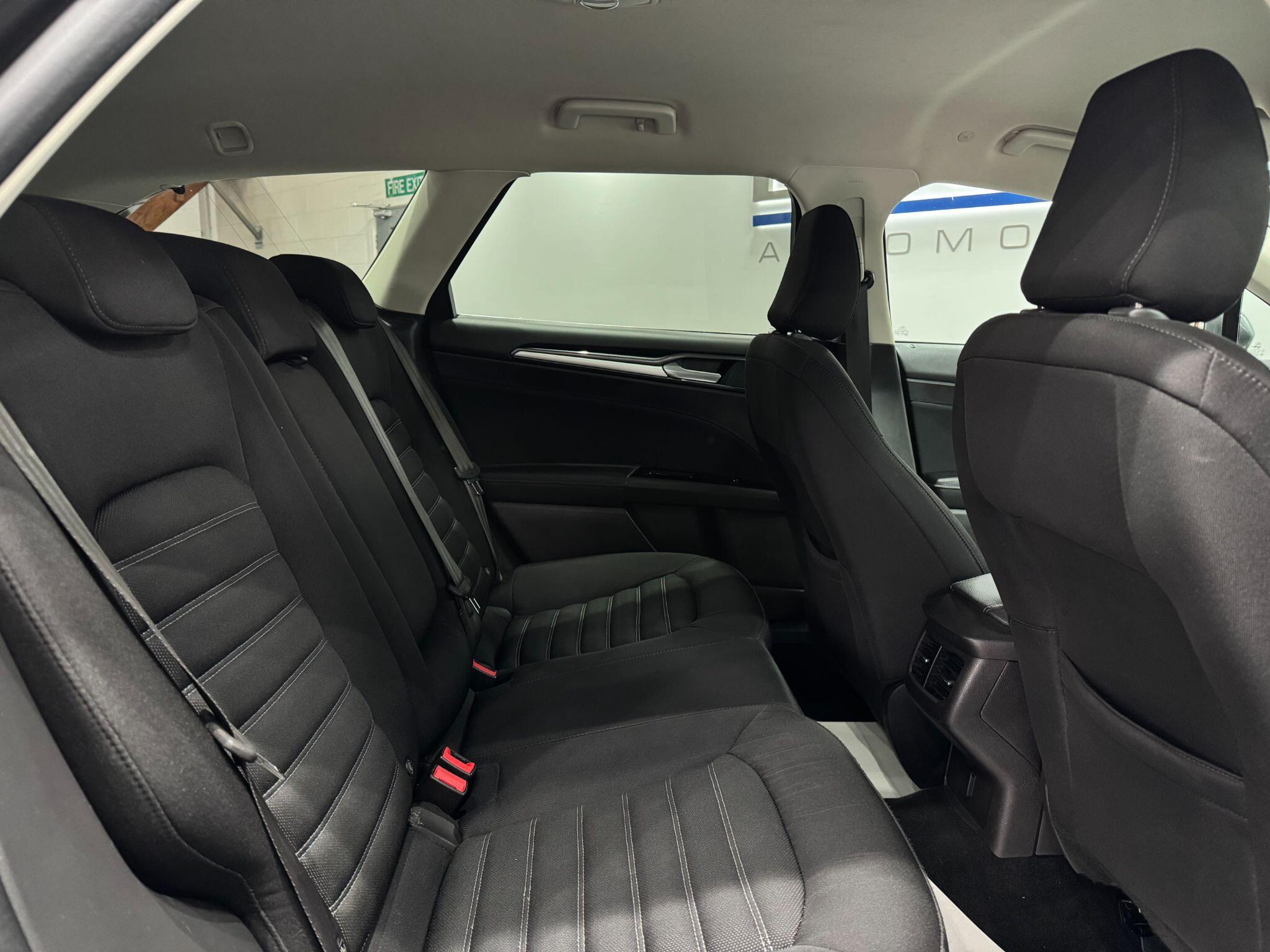 Ford Mondeo view 43