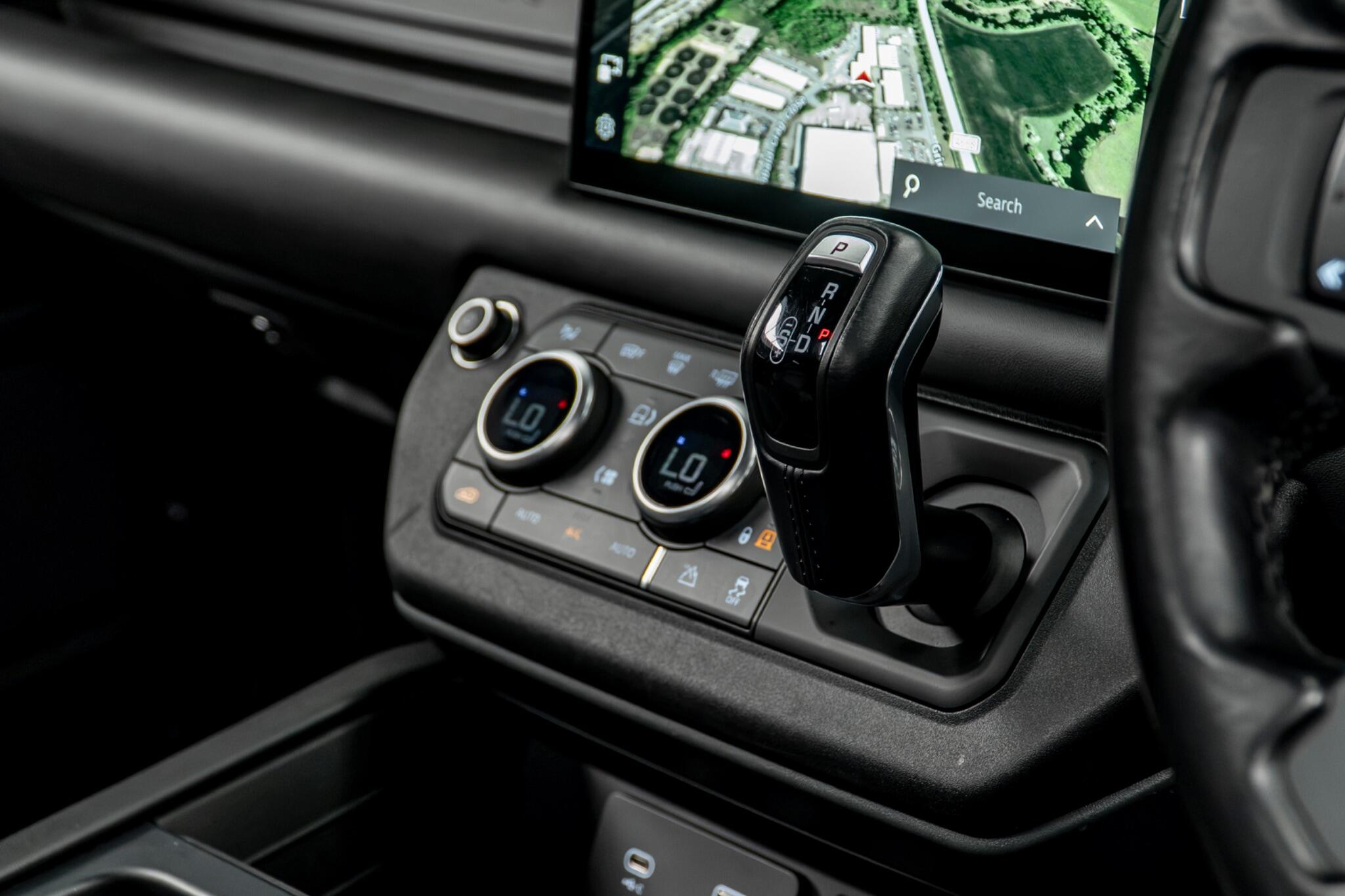Land Rover Defender 110 view 34