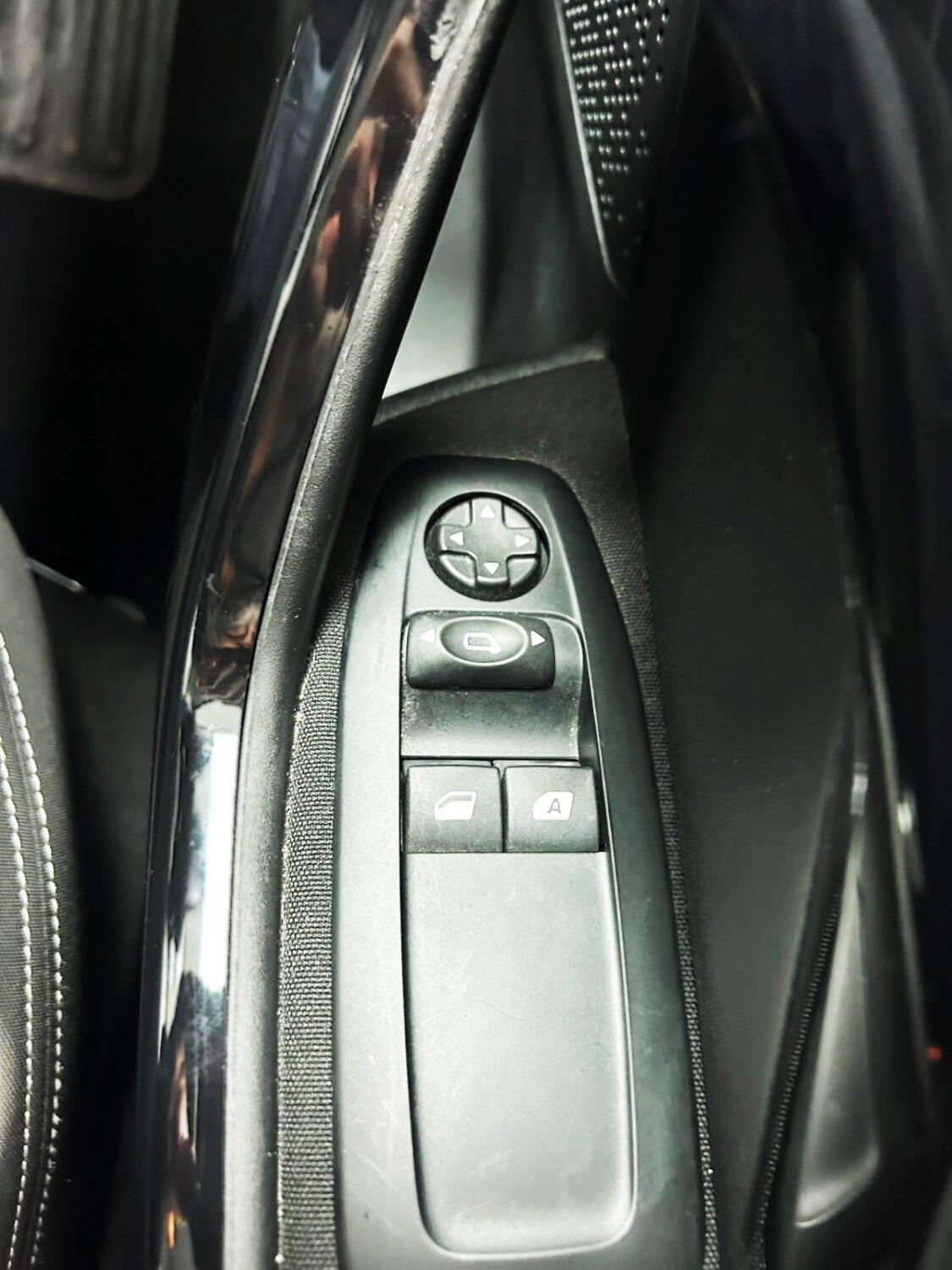 Peugeot 208 view 14