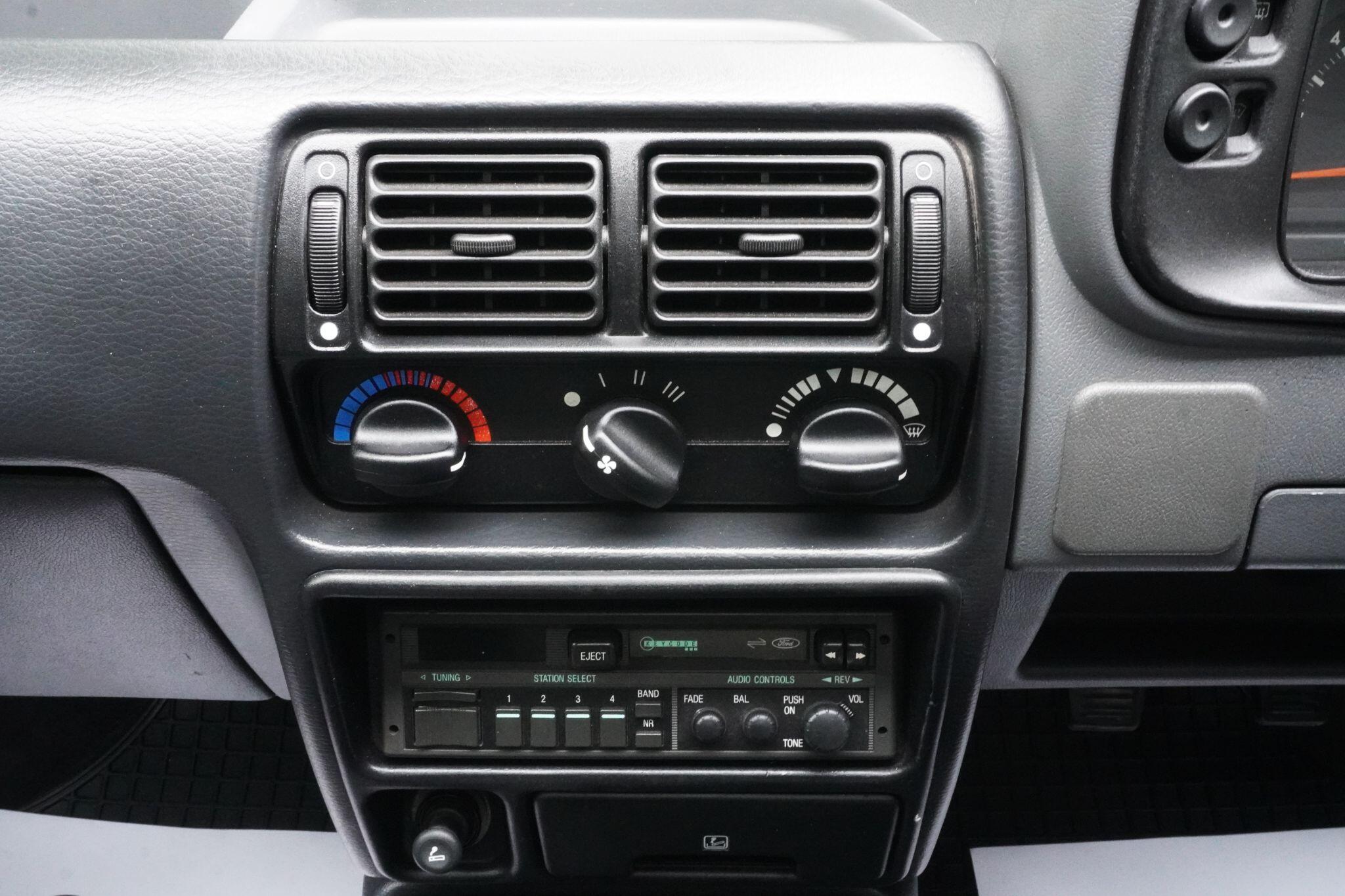 Ford Escort view 26