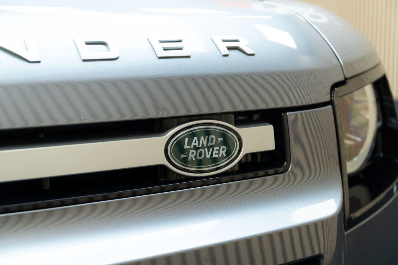 Land Rover Defender 110 view 43