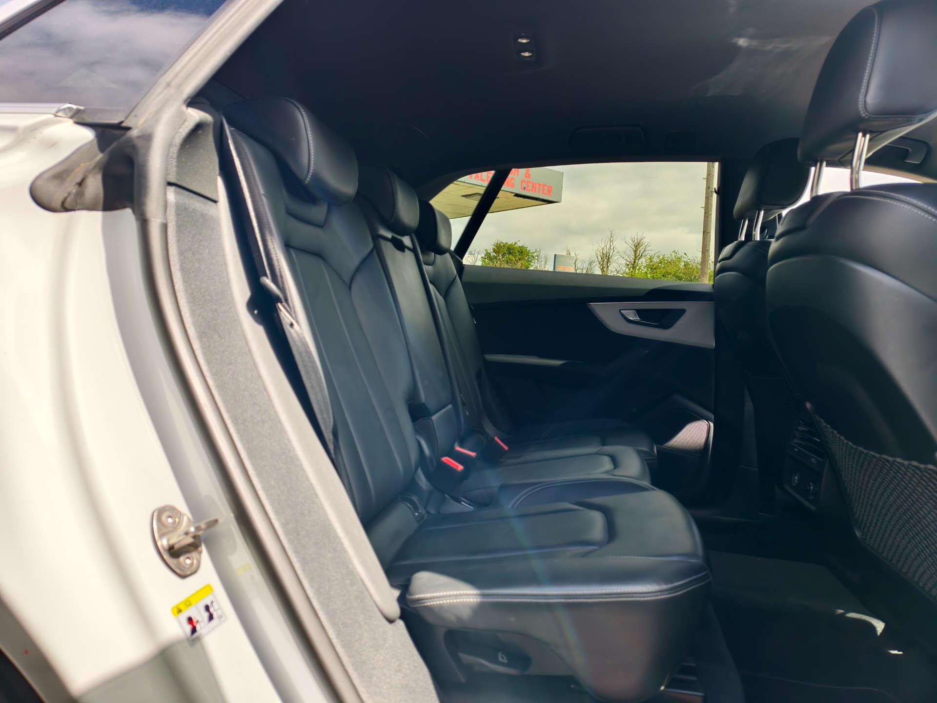 Audi Q8 view 28