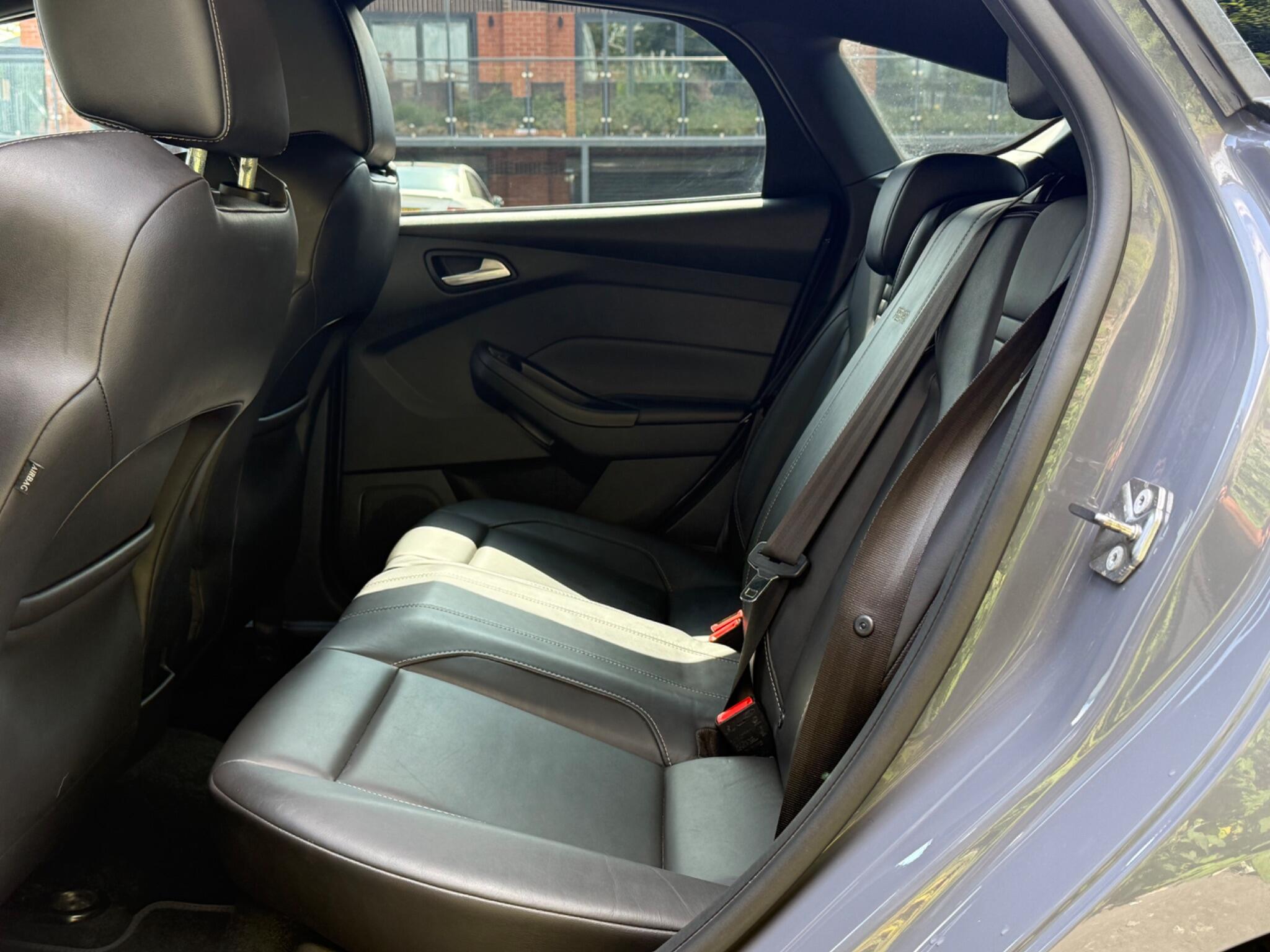 Ford Focus view 14