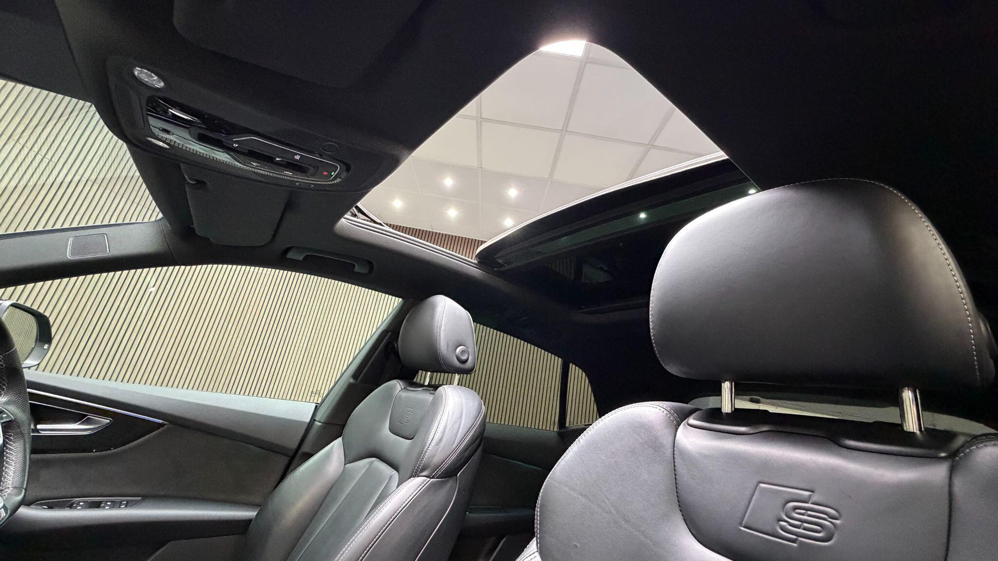 Audi Q8 view 11