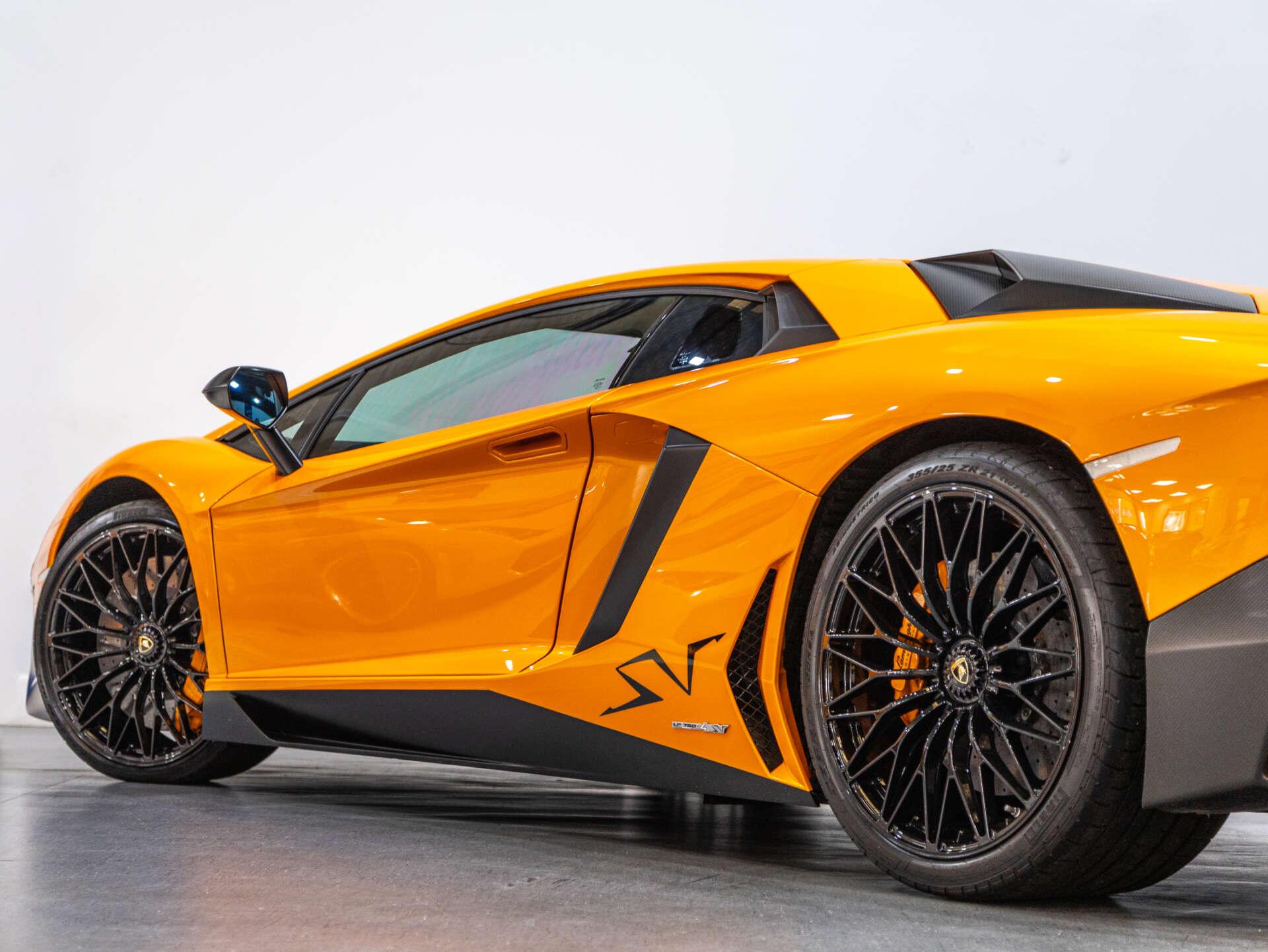 Lamborghini Aventador view 29