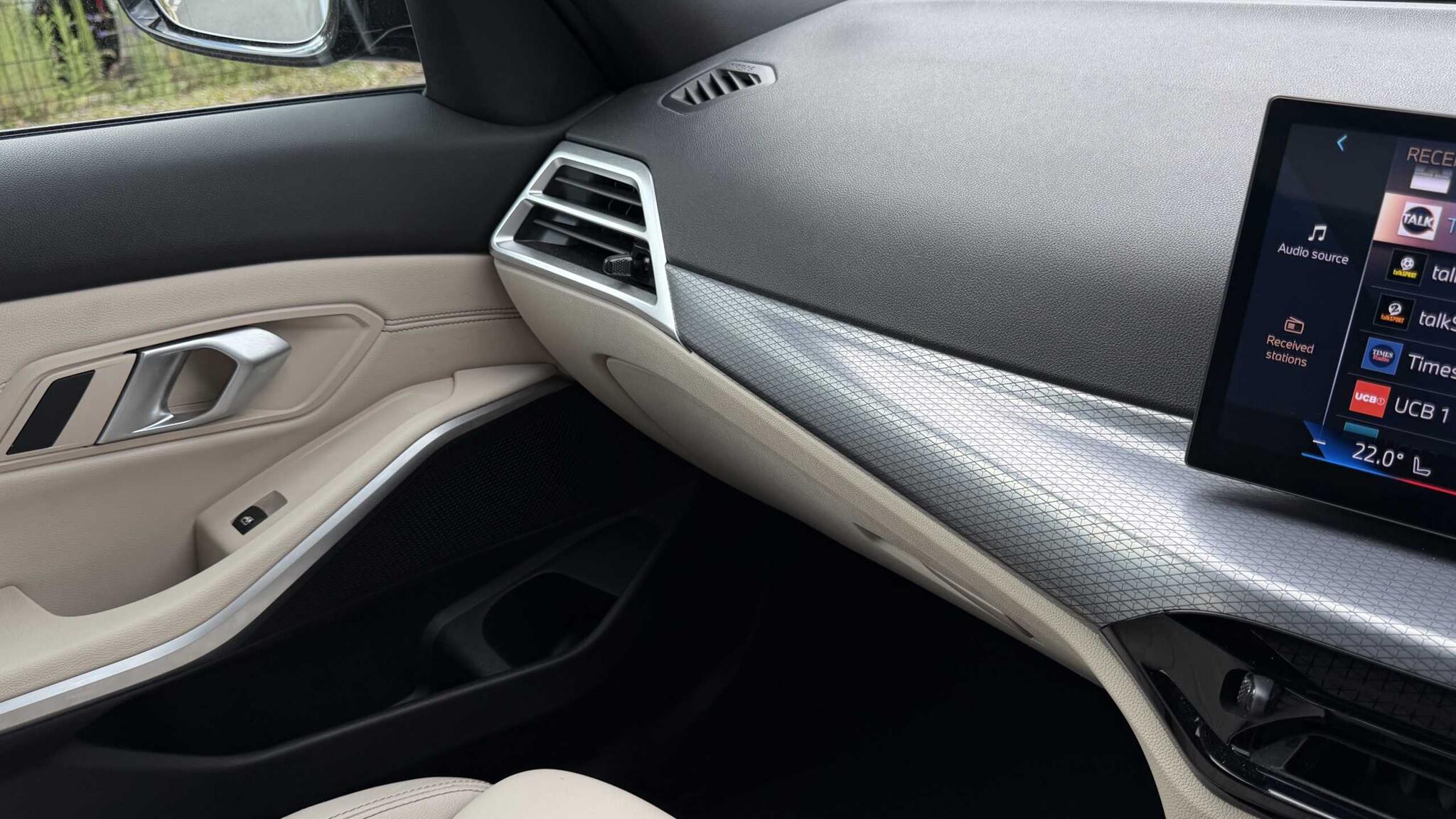 BMW 3 Series view 24