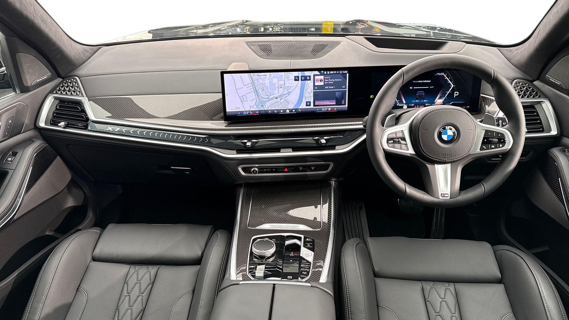 BMW X7 view 4