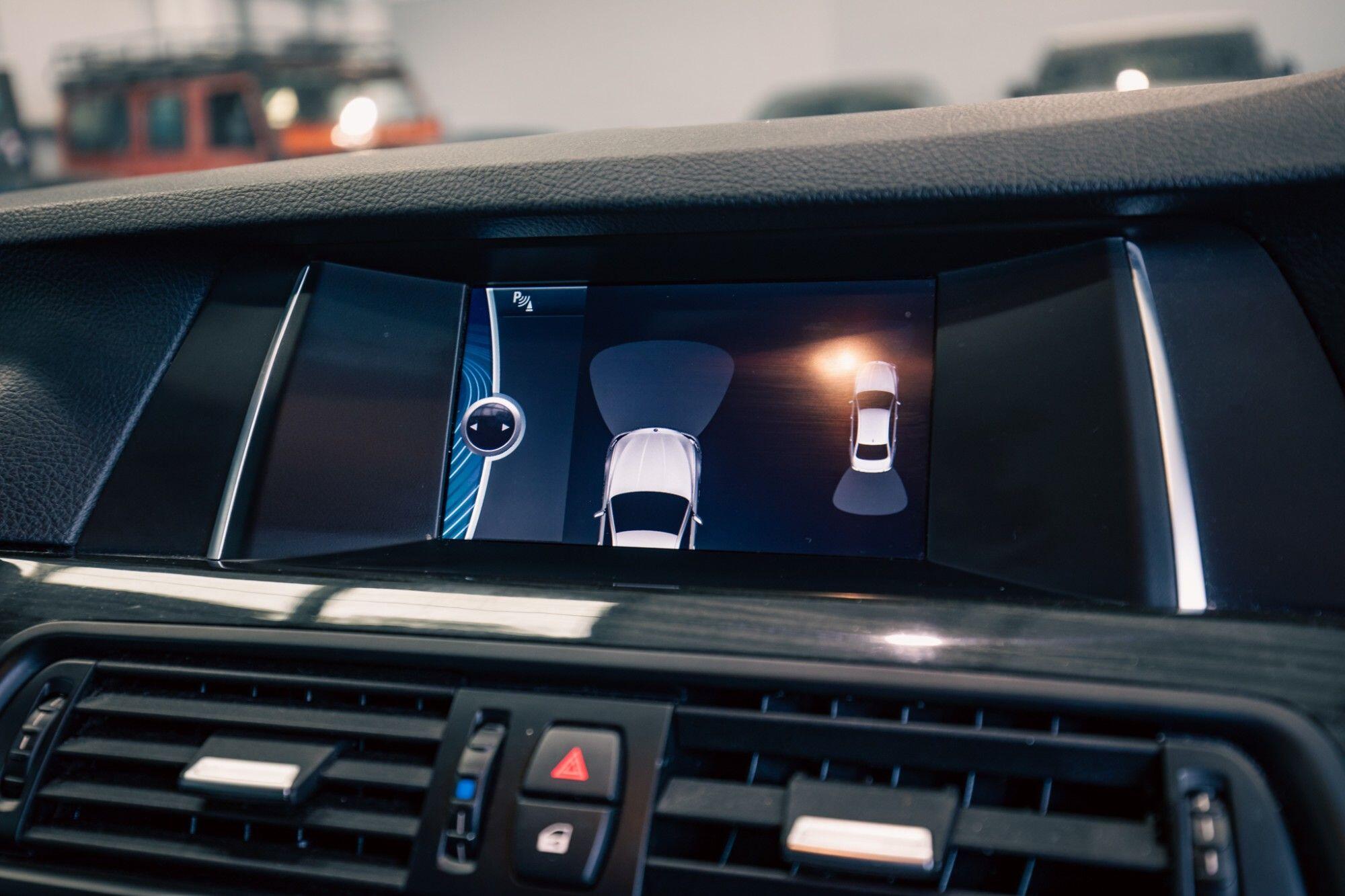 BMW 5 Series view 21