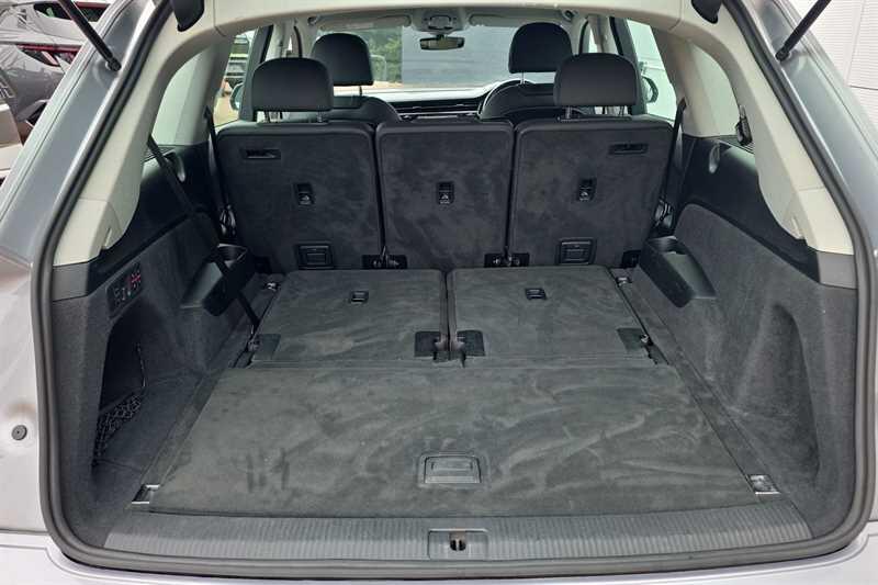 Audi Q7 view 24