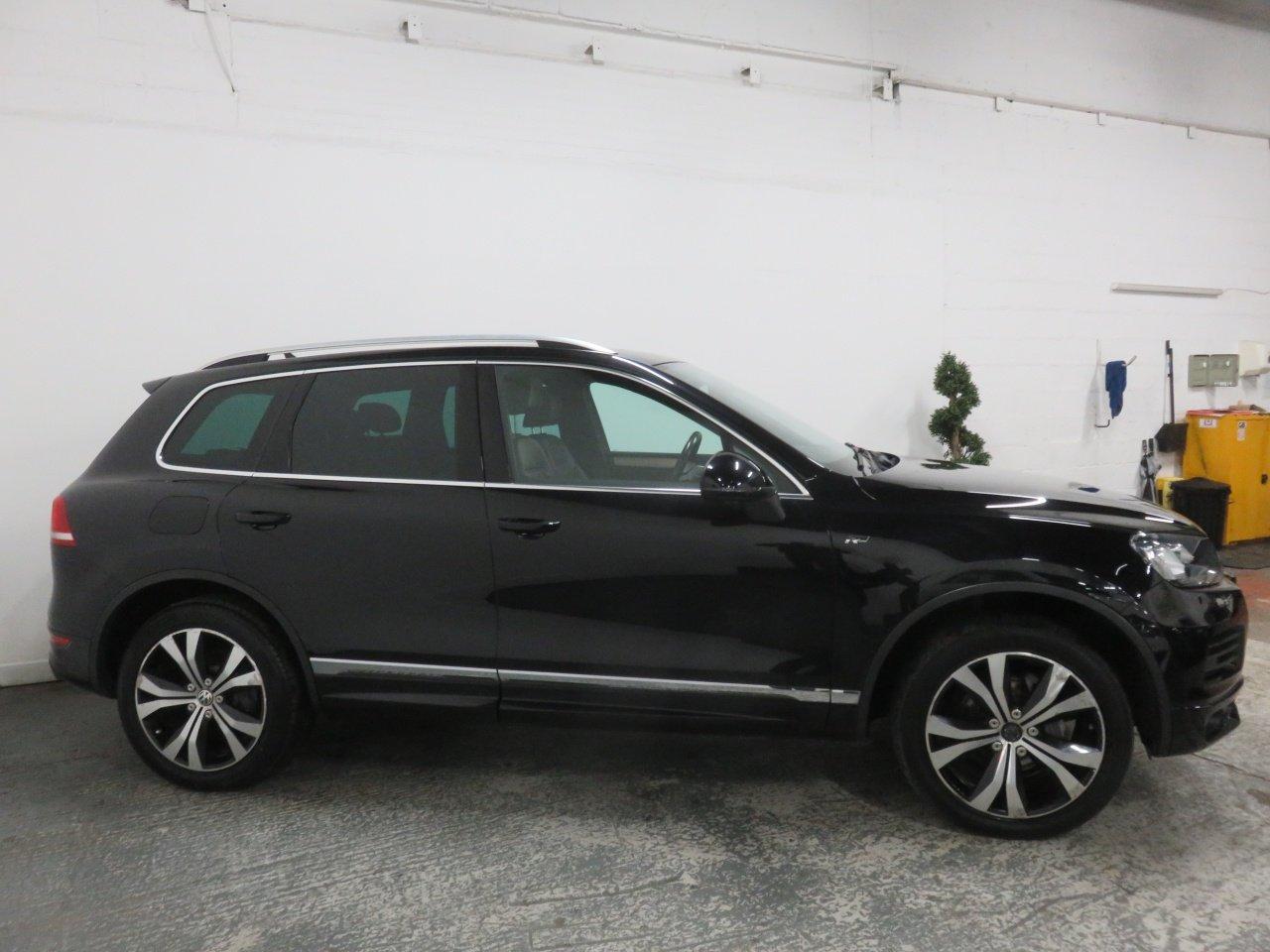 Volkswagen Touareg view 4
