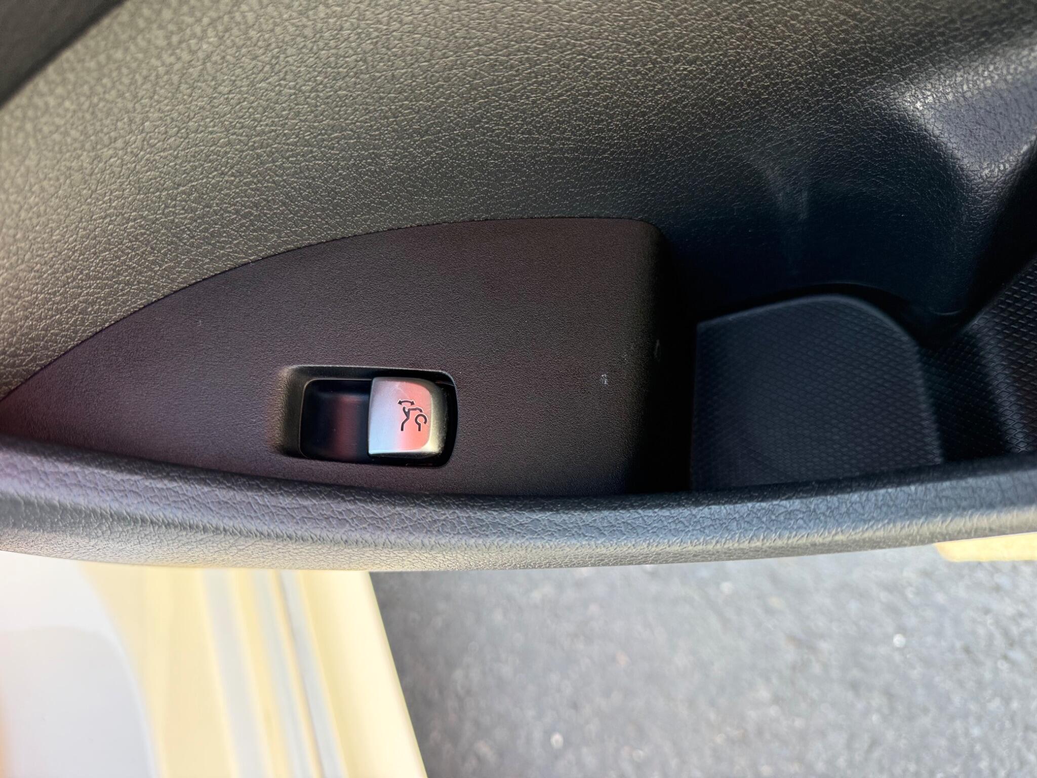 Mercedes-Benz E-Class view 16
