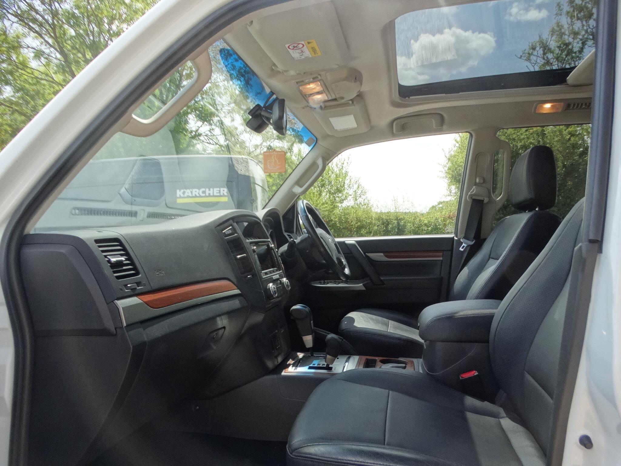 Mitsubishi Shogun view 3