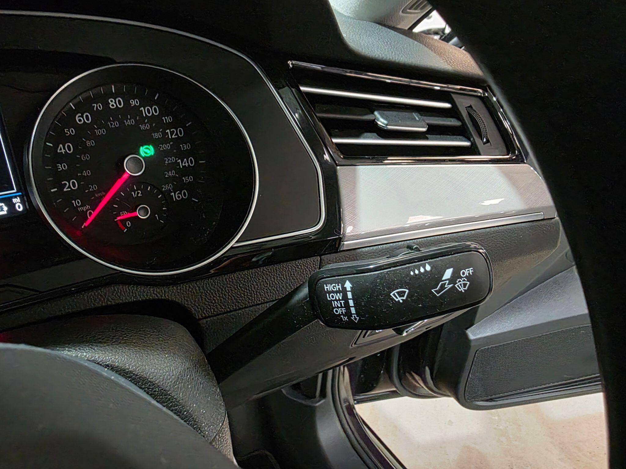 Volkswagen Passat view 19