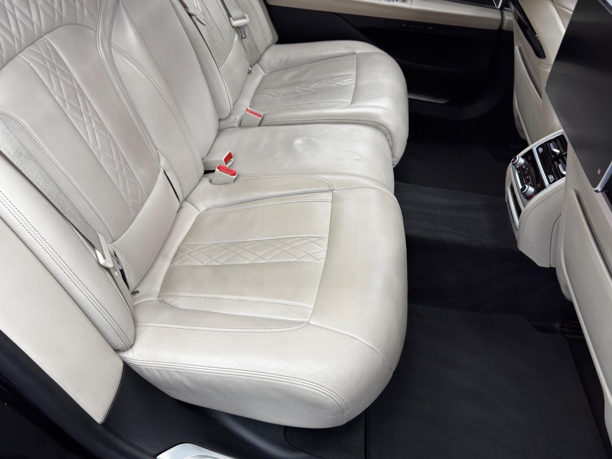 BMW 7 Series view 16
