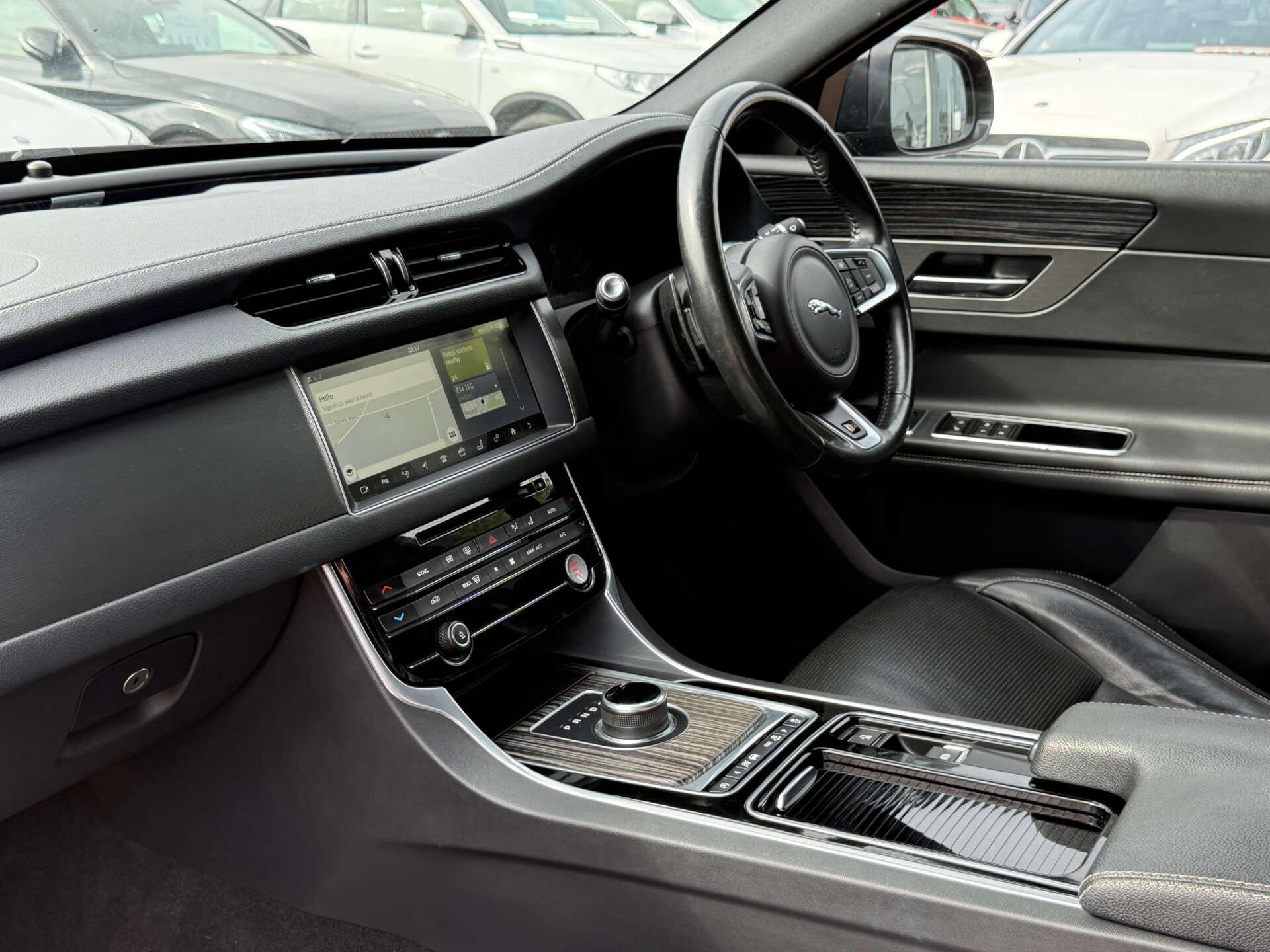 Jaguar XF view 75