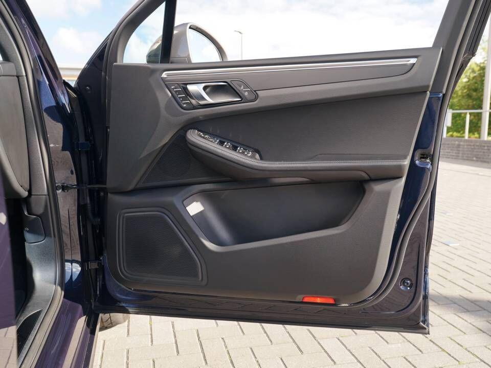 Porsche Macan view 24