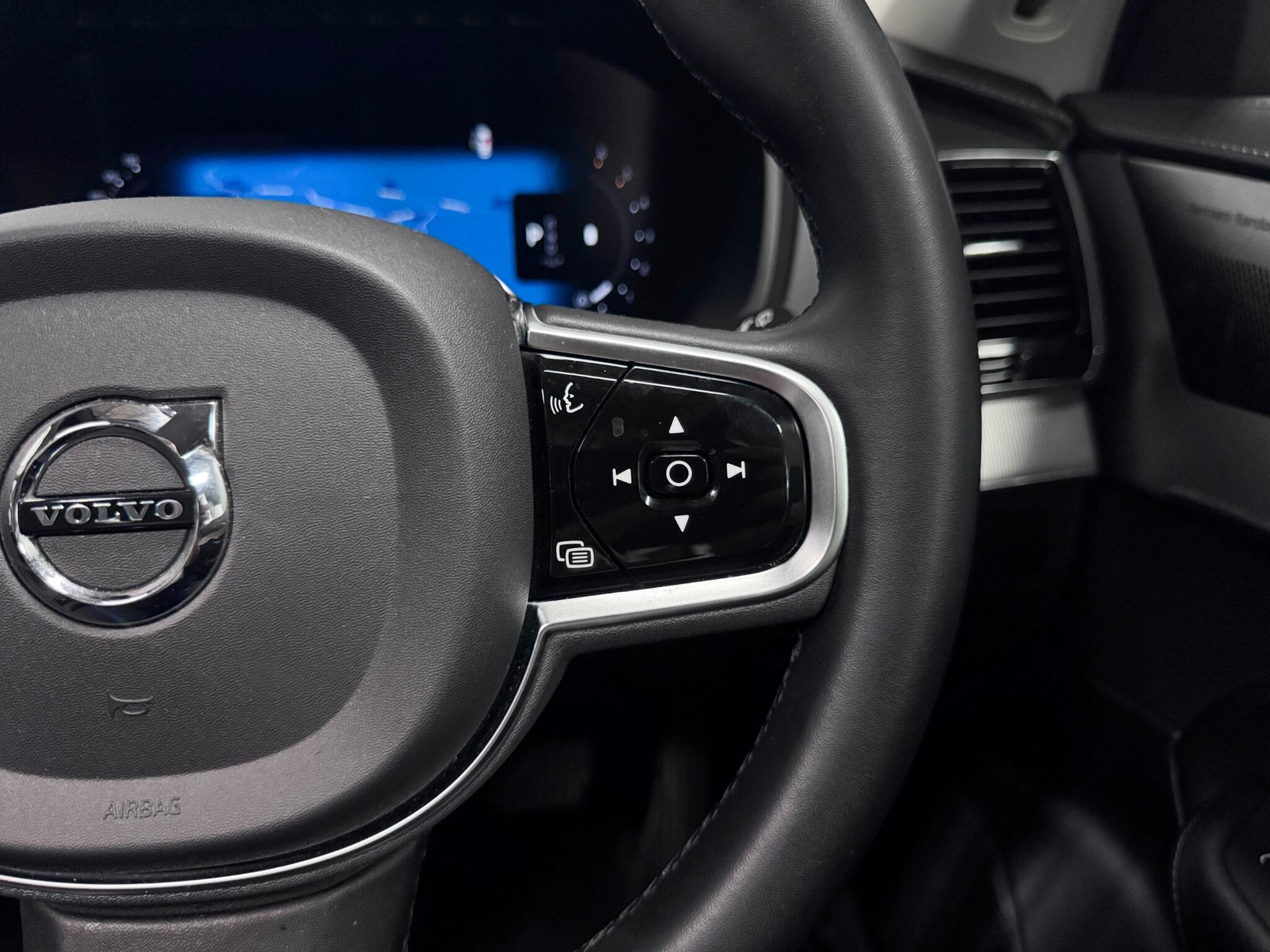 Volvo XC90 view 17