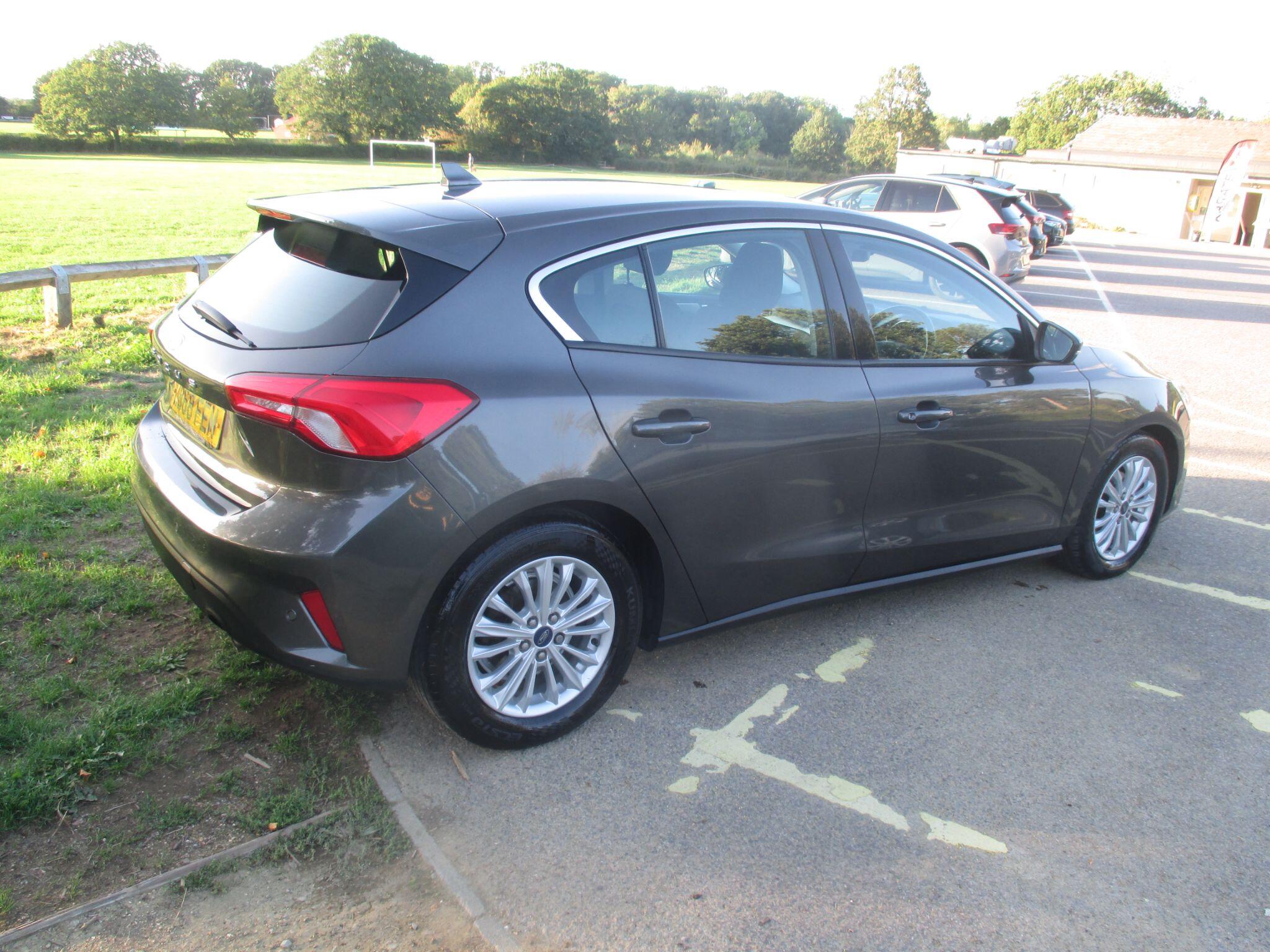 Ford Focus view 12