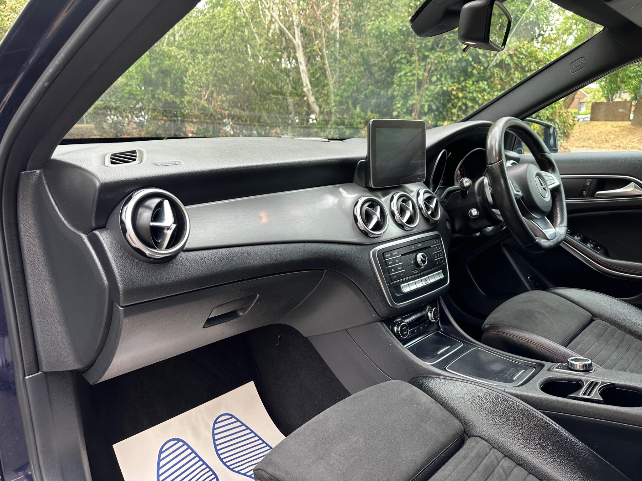 Mercedes-Benz Gla view 14