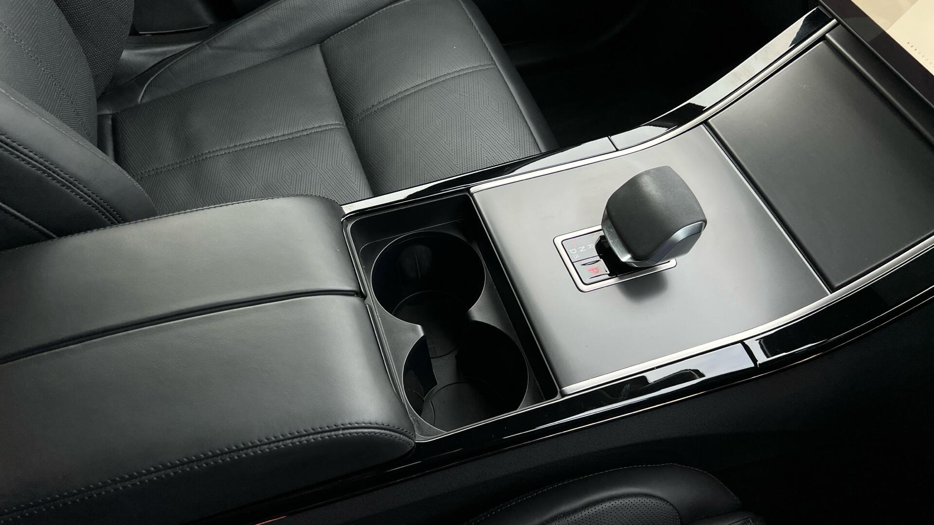 Land Rover Range Rover Velar view 32