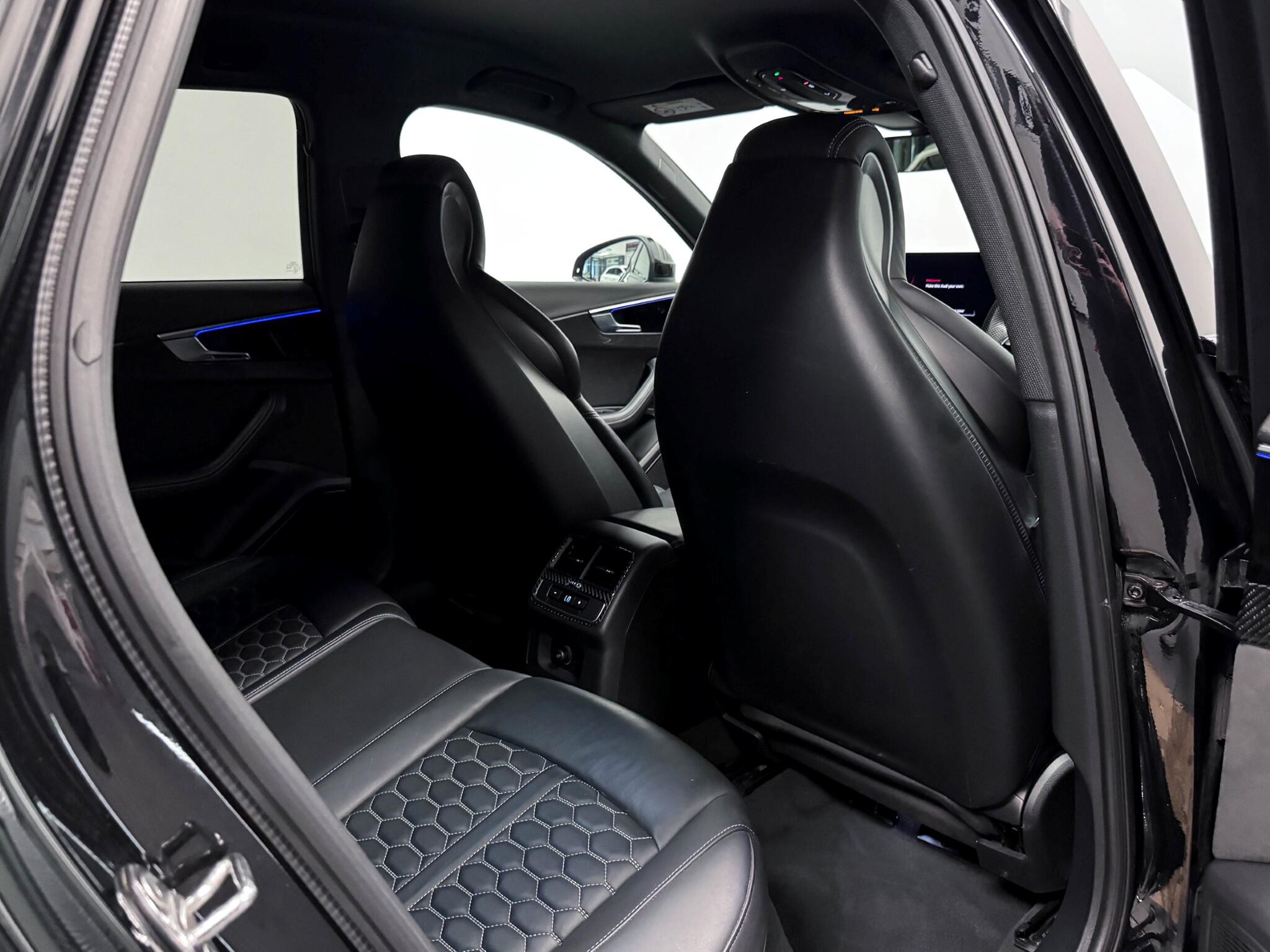 Audi RS4 Avant view 13