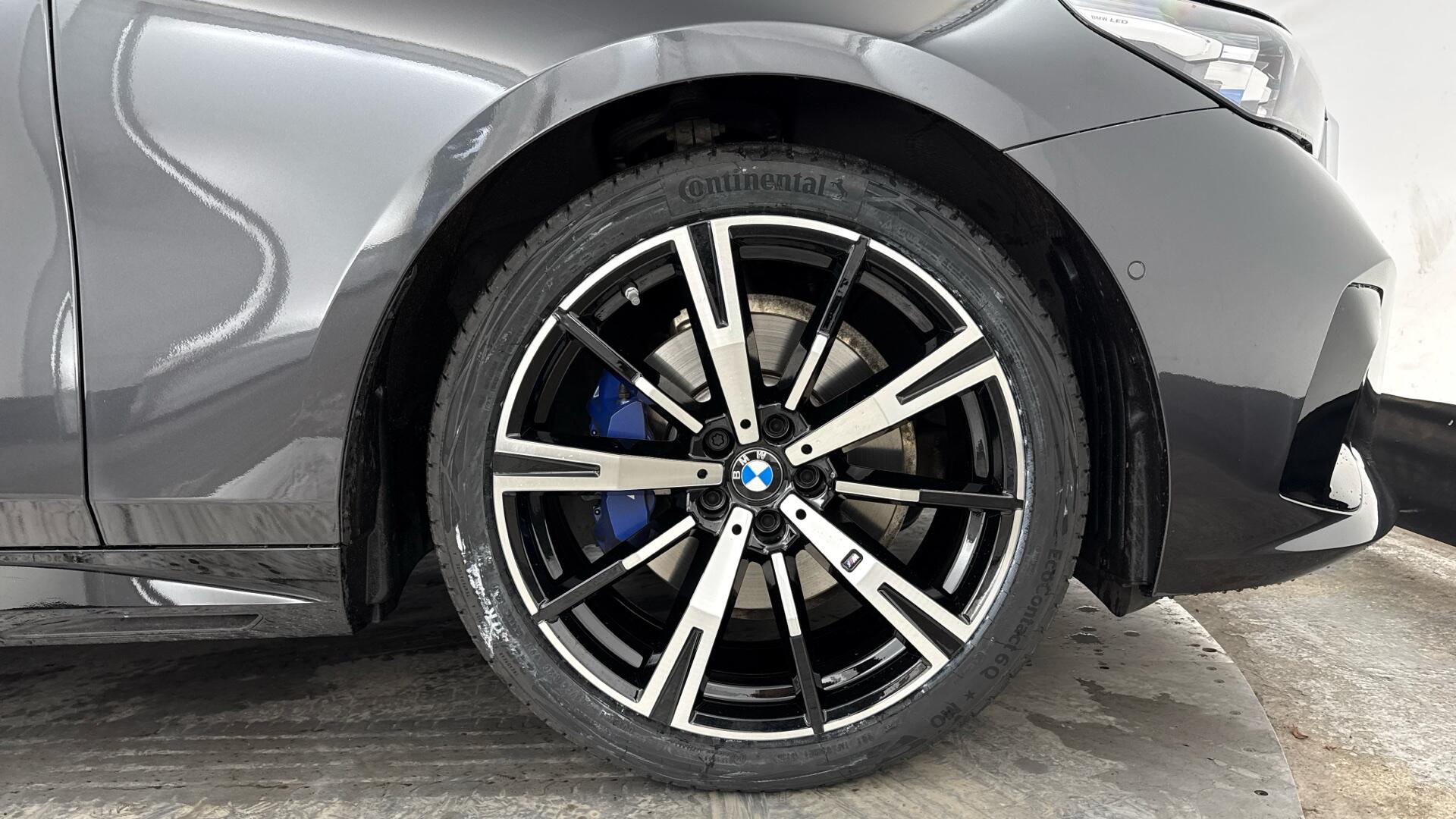 BMW 5 Series view 14