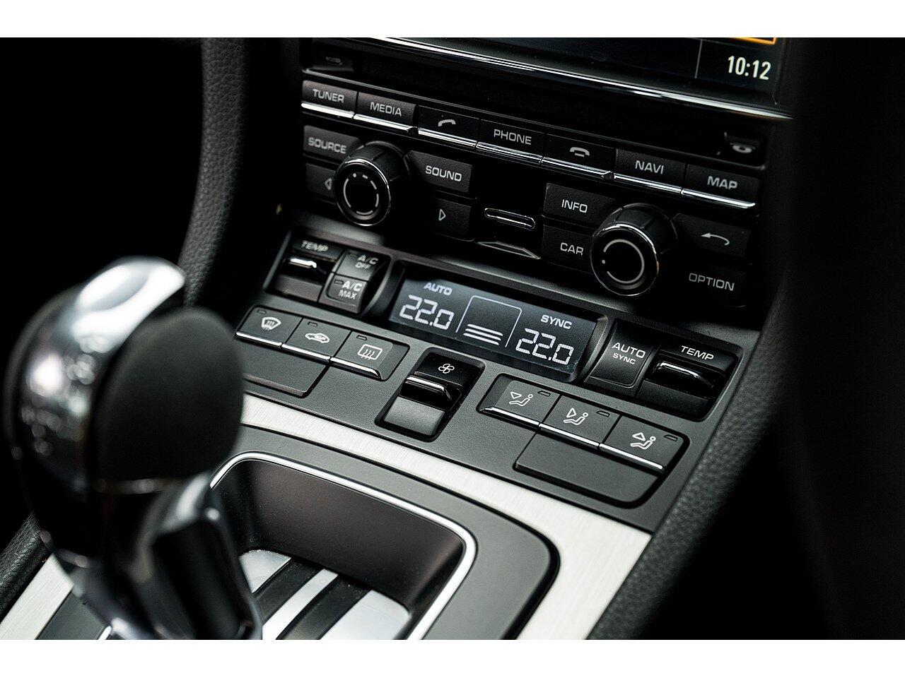 Porsche 911 view 32
