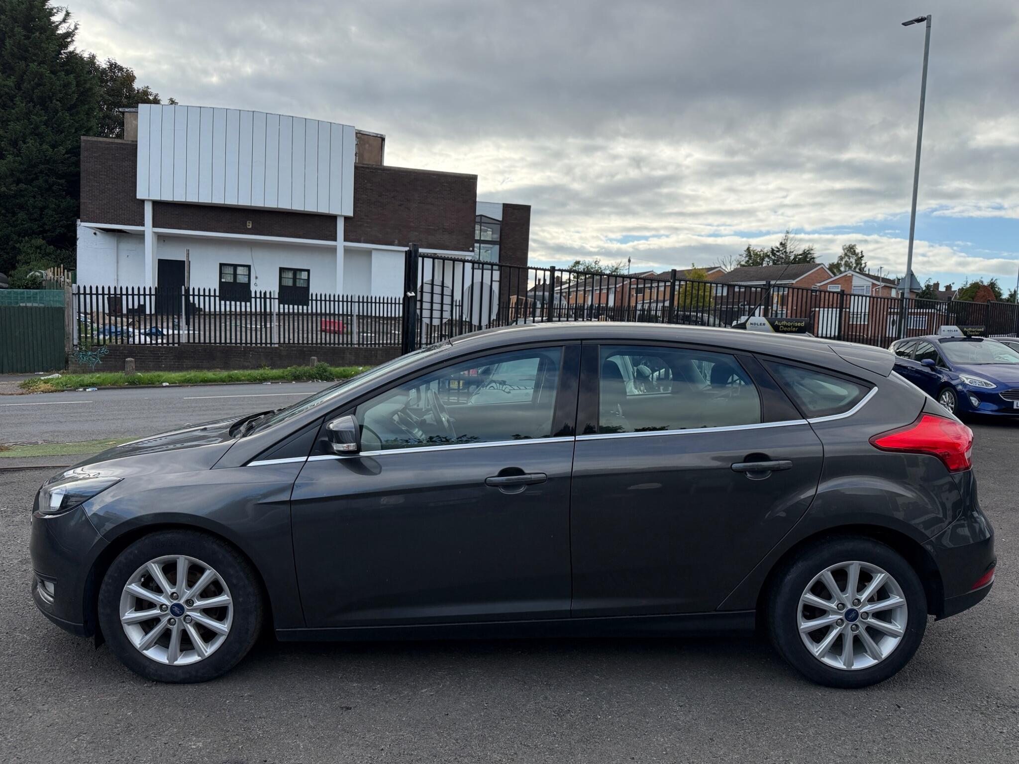 Ford Focus view 8