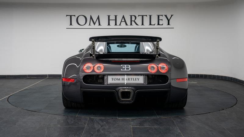 Bugatti Veyron view 6