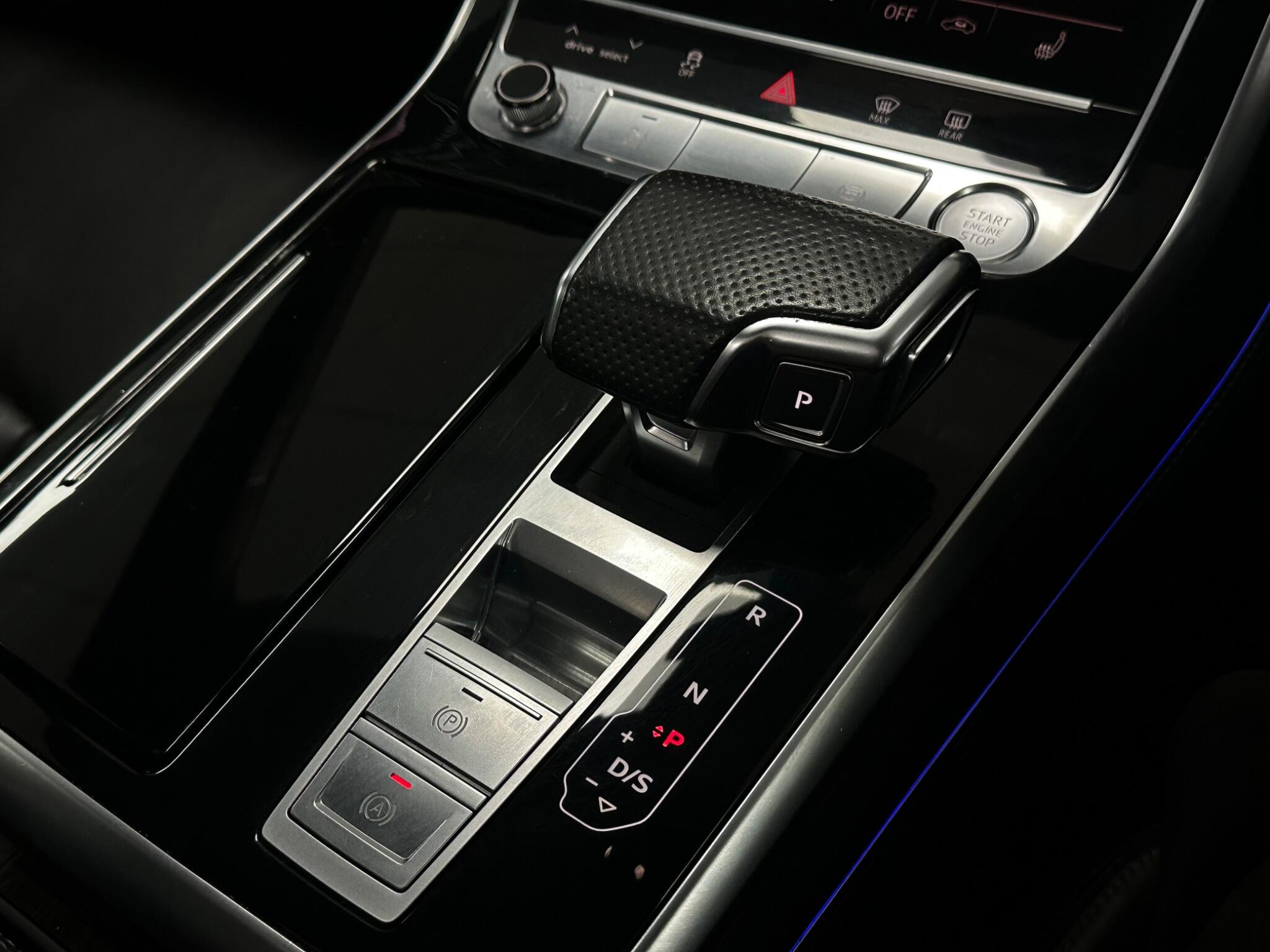 Audi Q8 view 25
