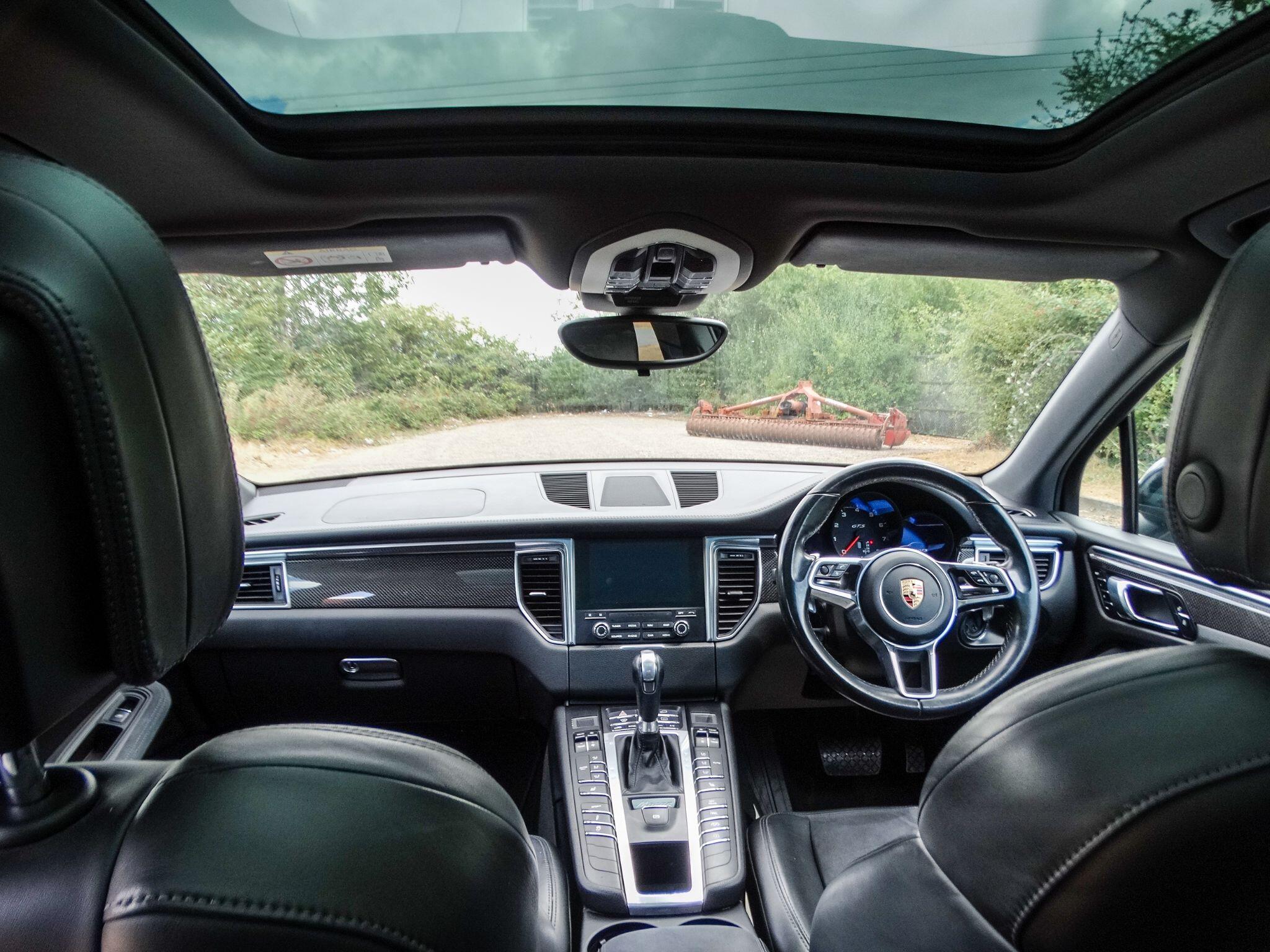Porsche Macan view 15